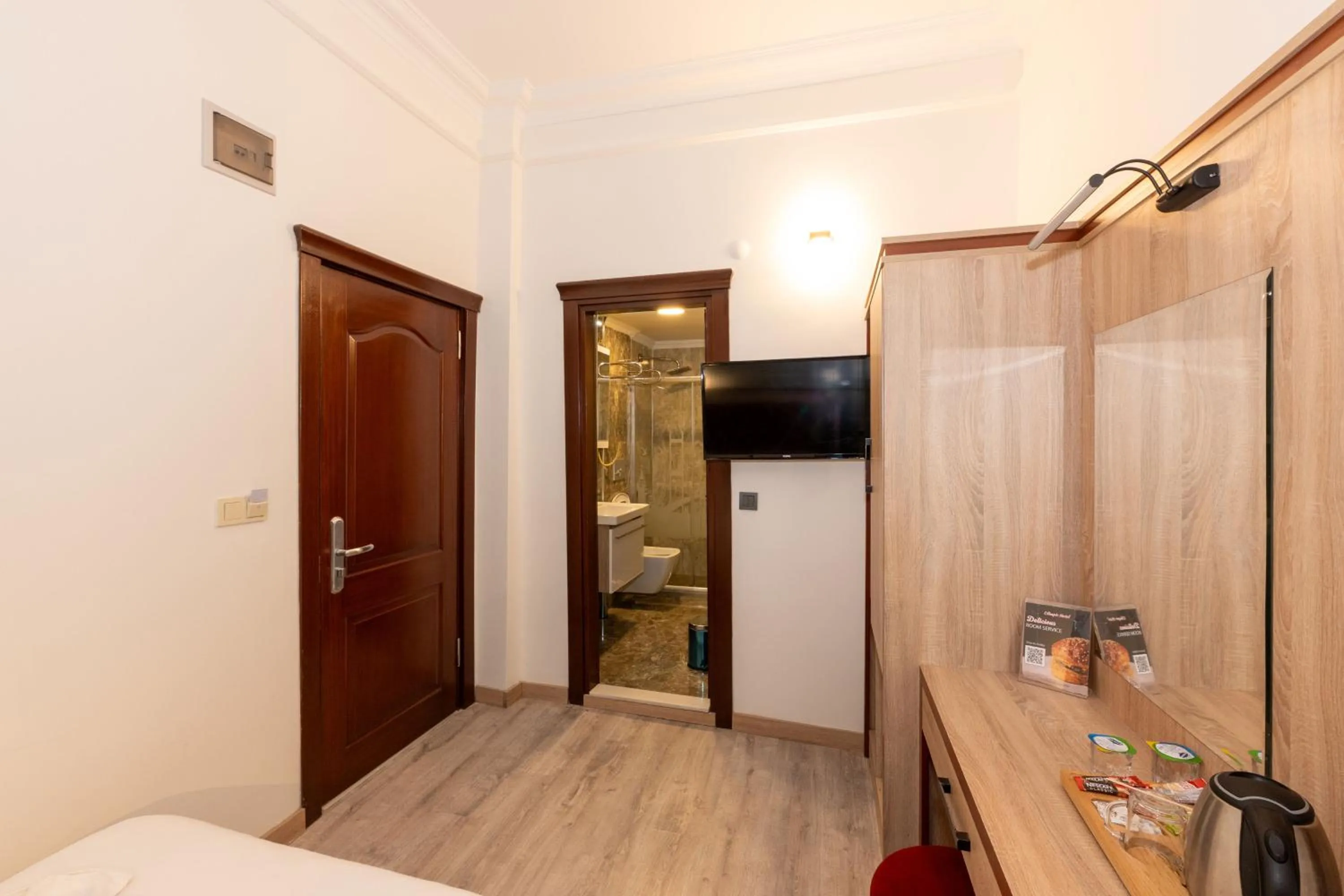 Shower, Bed in Olimpic Hotel