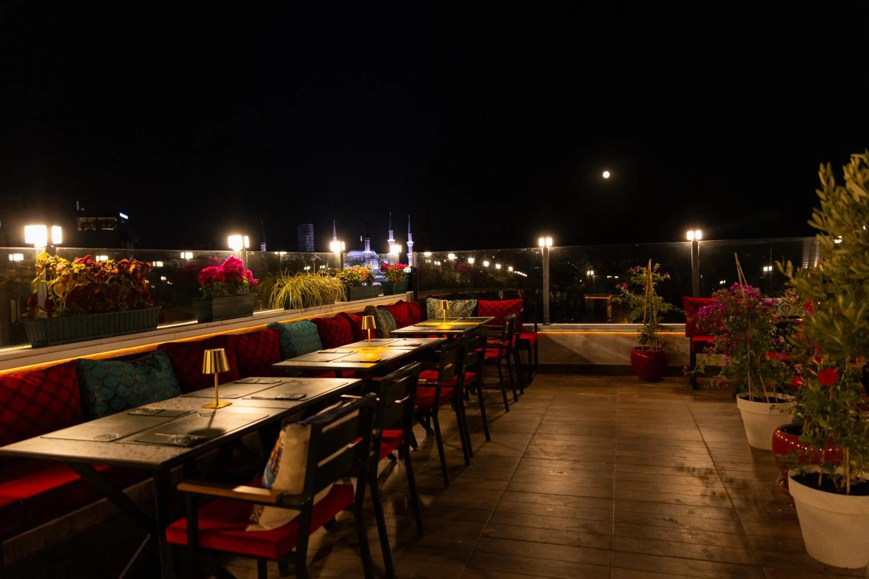 Restaurant/places to eat in Olimpic Hotel