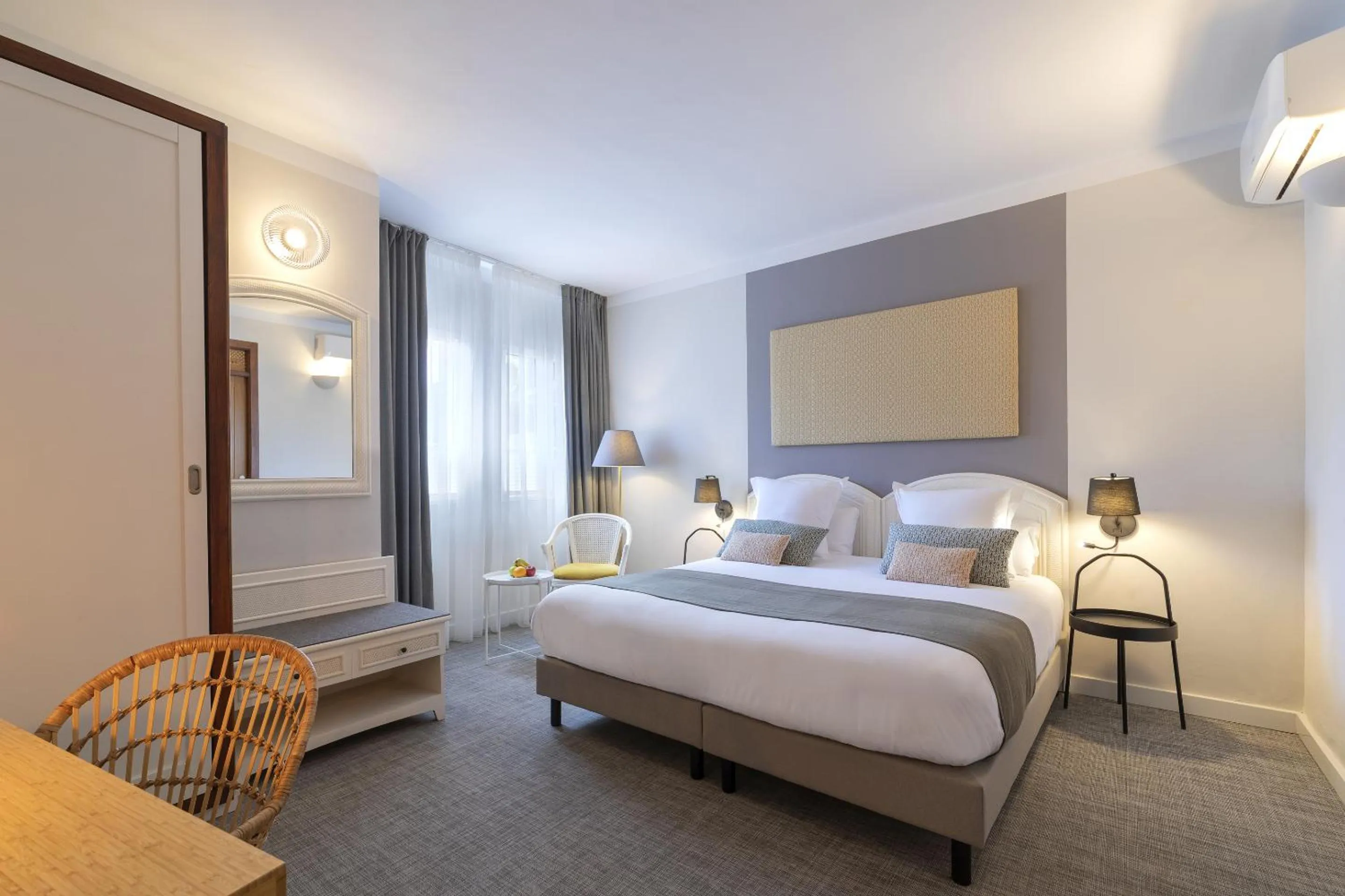 Photo of the whole room, Bed in Hotel San Telmo