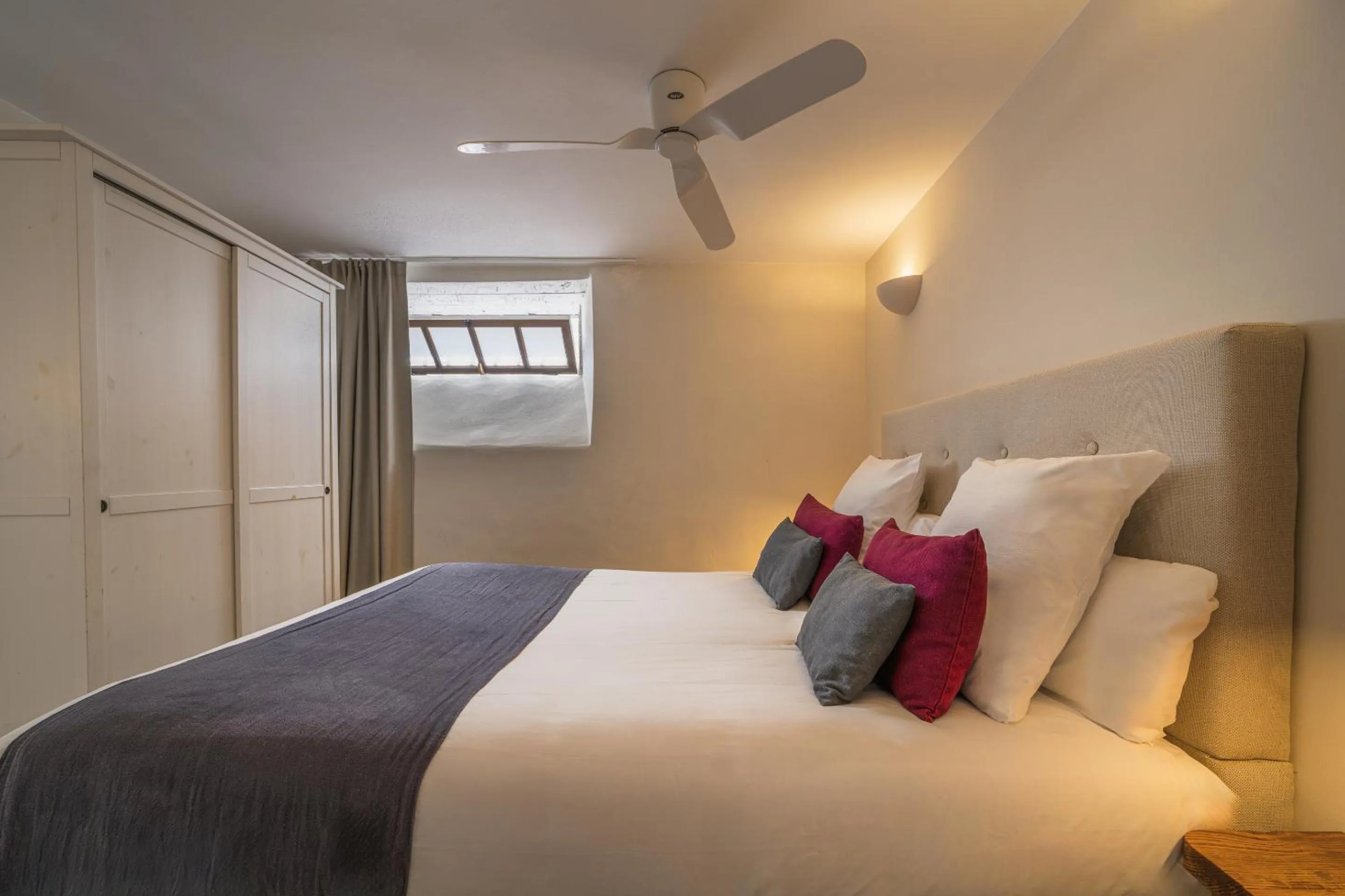 Photo of the whole room, Bed in Hotel San Telmo