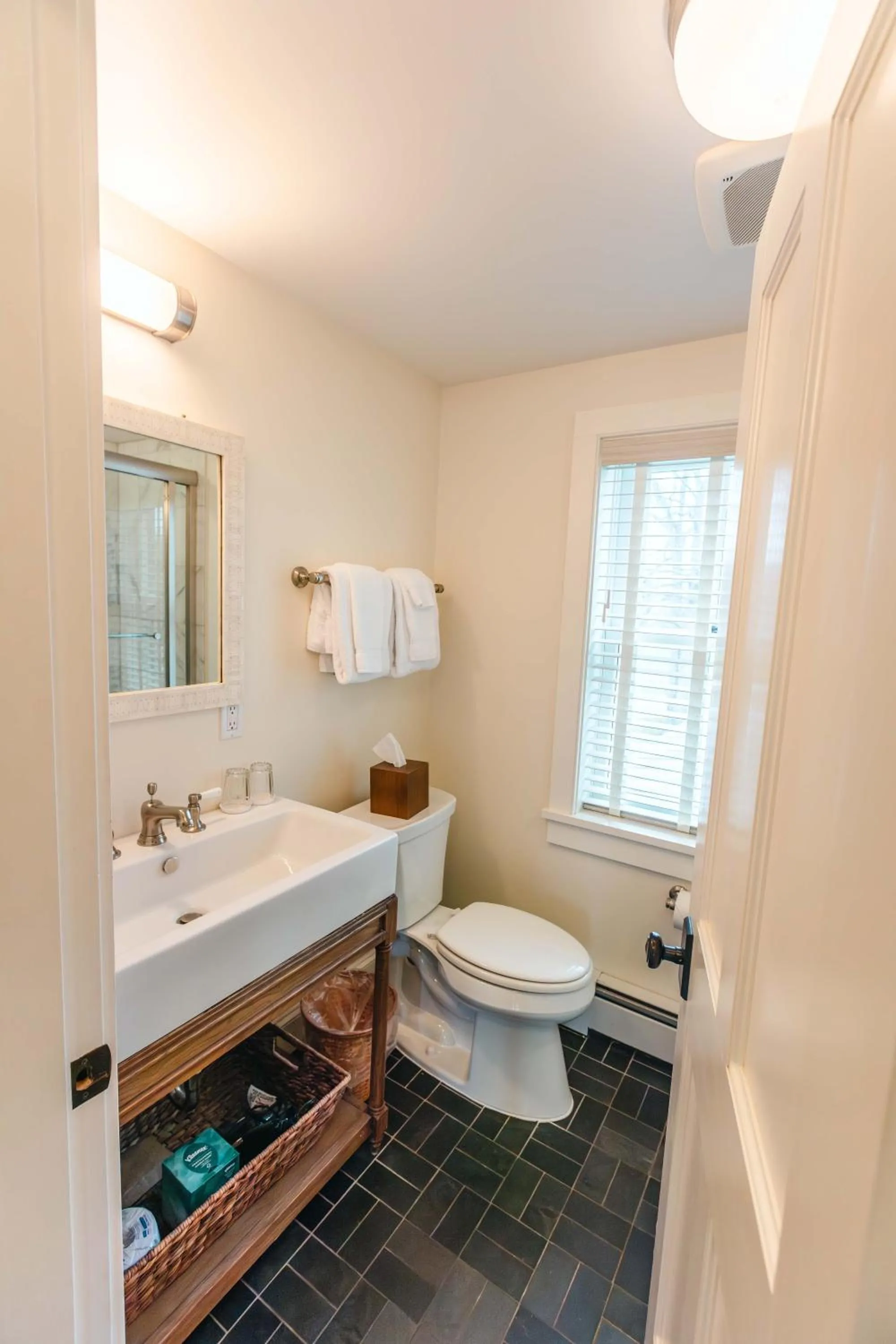 Bathroom in Hill Farm Inn - Manchester