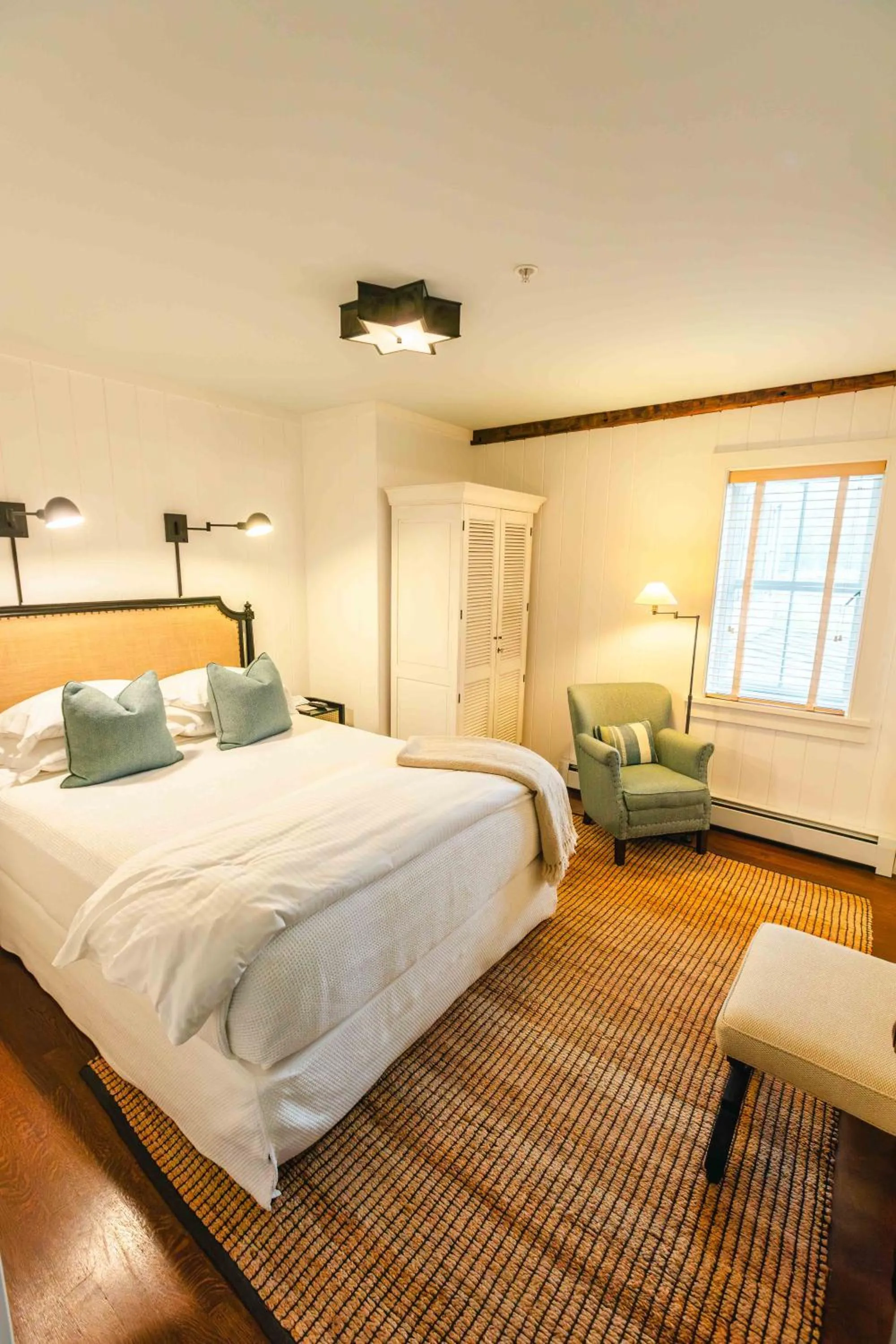 Bed in Hill Farm Inn - Manchester