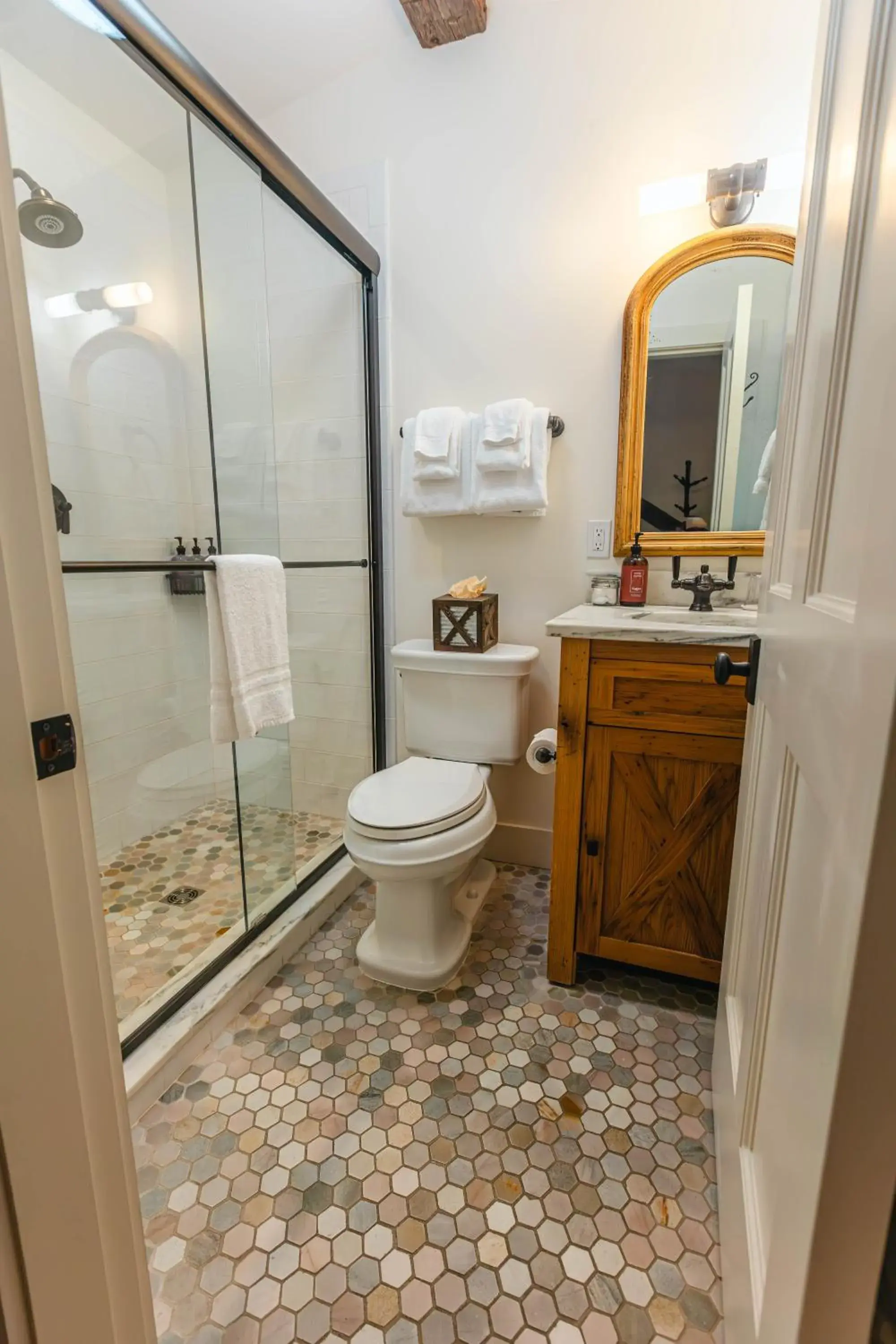 Deluxe King Room in Hill Farm Inn - Manchester Deluxe King Room in Hill Farm Inn - Manchester