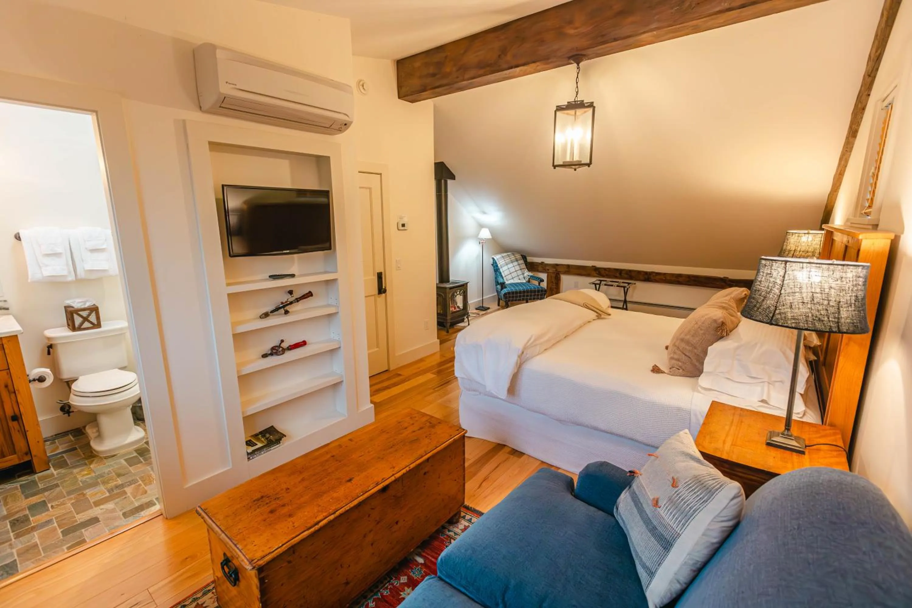 Bed in Hill Farm Inn - Manchester