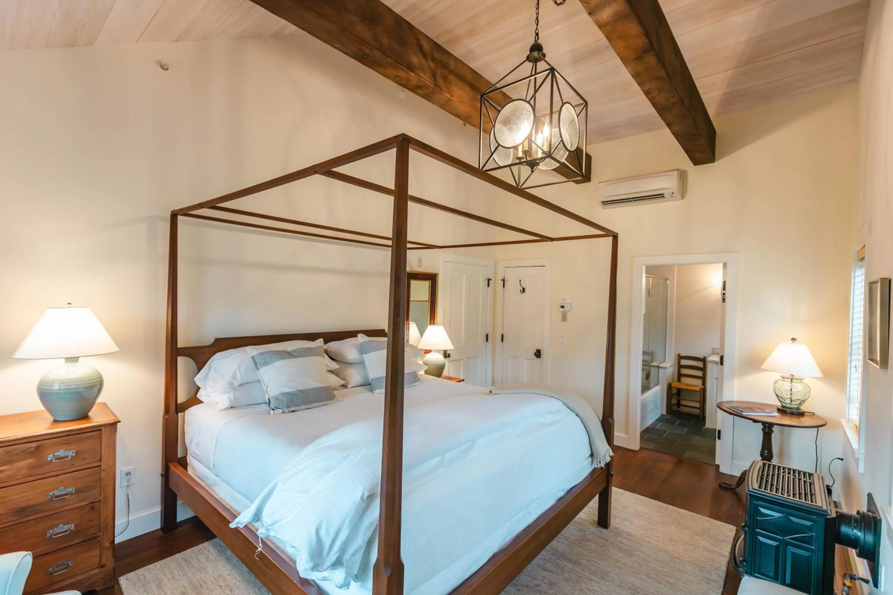 Bed in Hill Farm Inn - Manchester