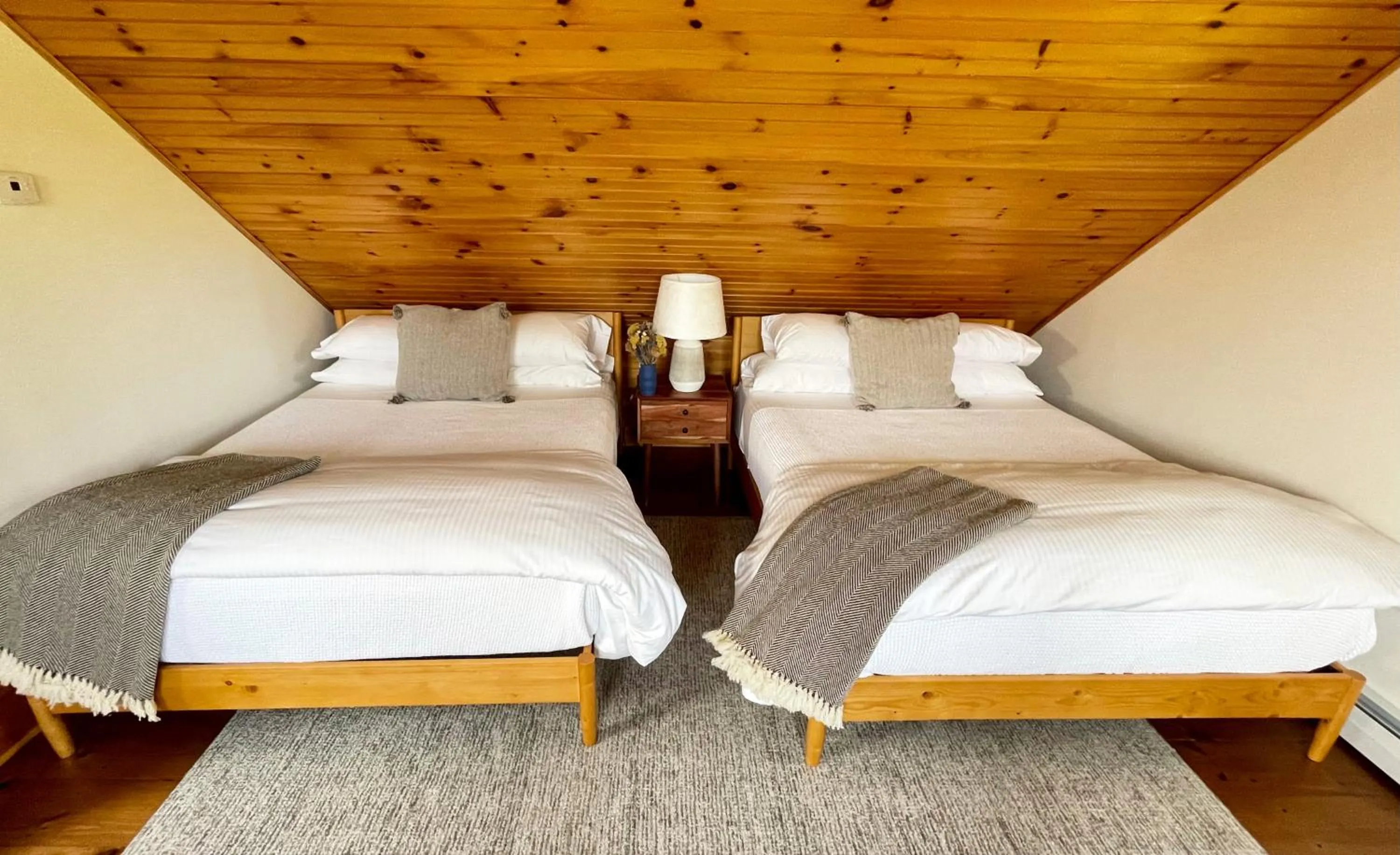 Bed in Hill Farm Inn - Manchester