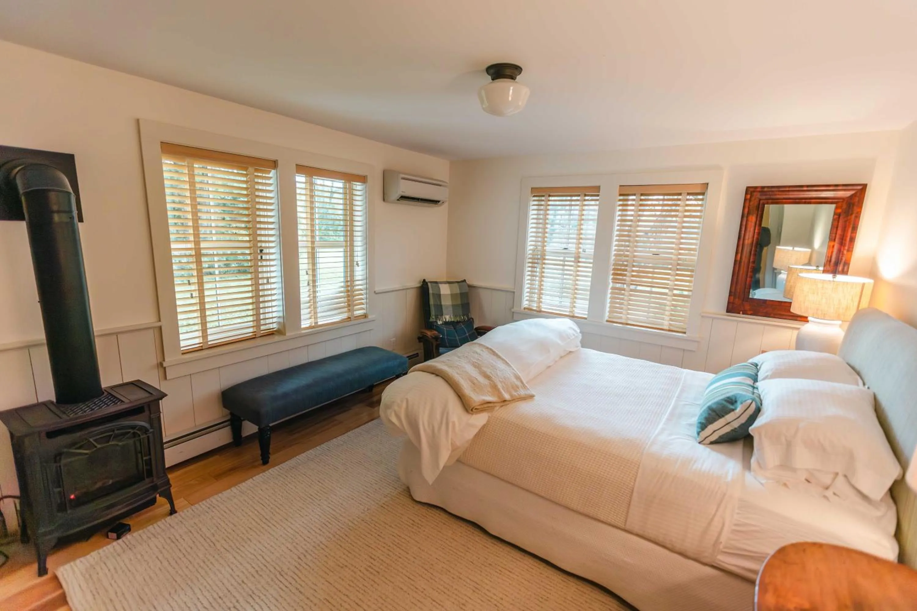 Bedroom, Bed in Hill Farm Inn - Manchester
