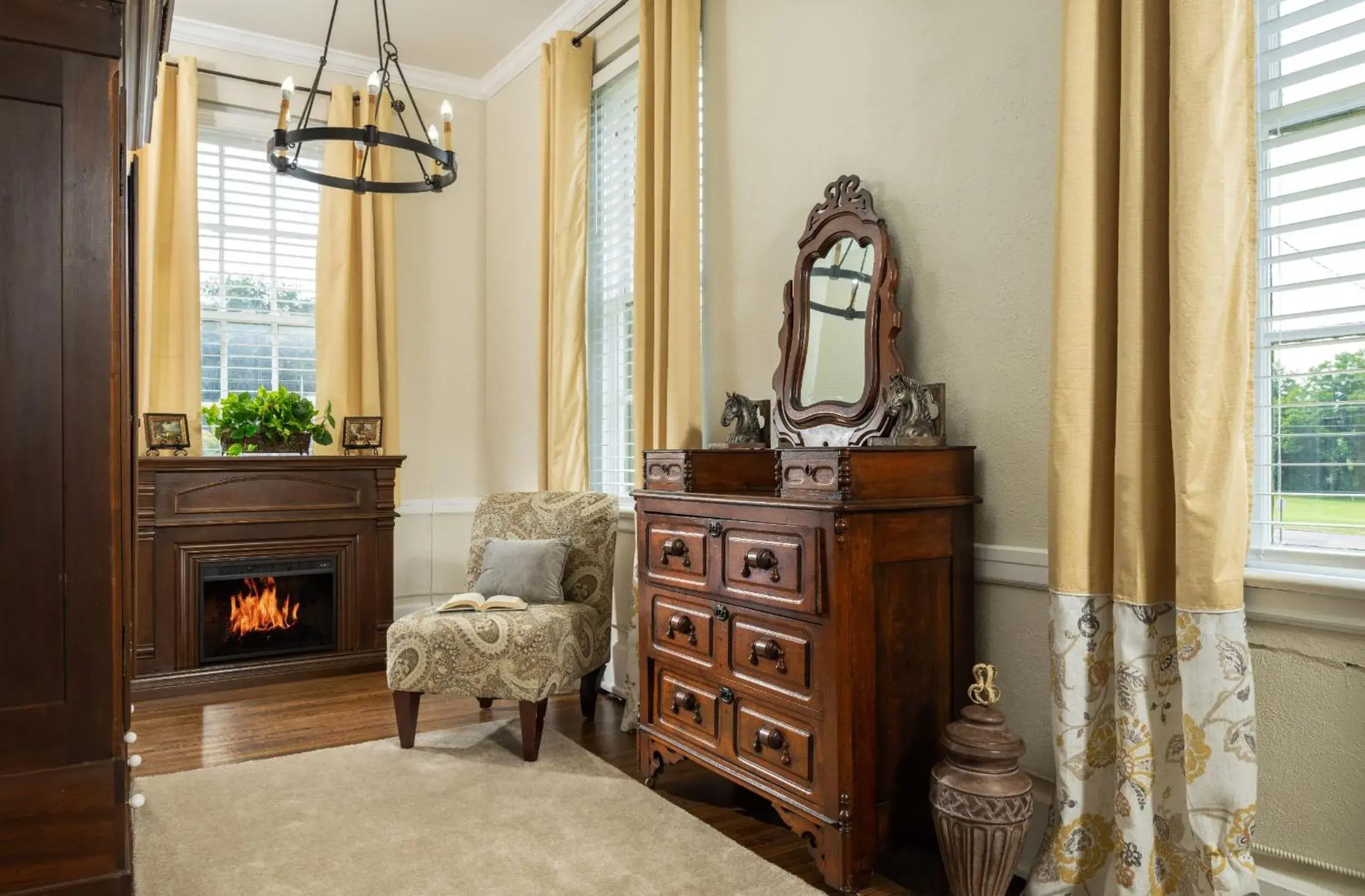 Deluxe King Room in Magnolia Manor and Chapel Deluxe King Room in Magnolia Manor and Chapel