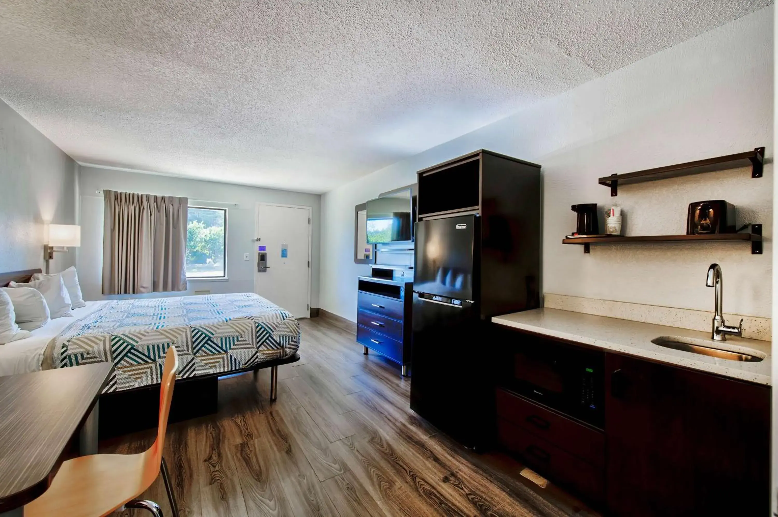 Bedroom, Bed in Studio 6 Birmingham, AL - Medical Center - Inverness Hwy 280 Bedroom, Bed in Studio 6 Birmingham, AL - Medical Center - Inverness Hwy 280