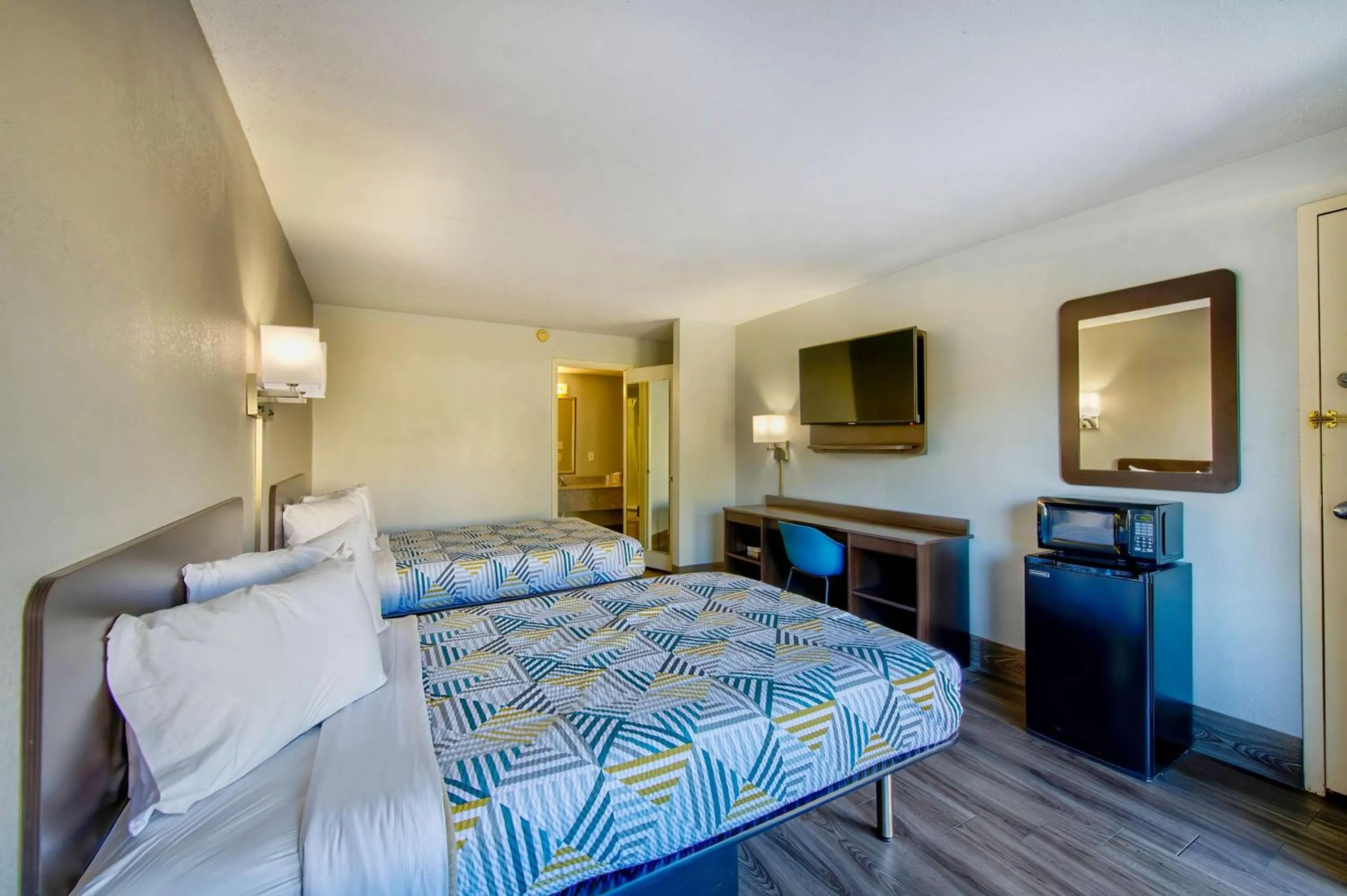 Bedroom, Bed in Studio 6 Birmingham, AL - Medical Center - Inverness Hwy 280