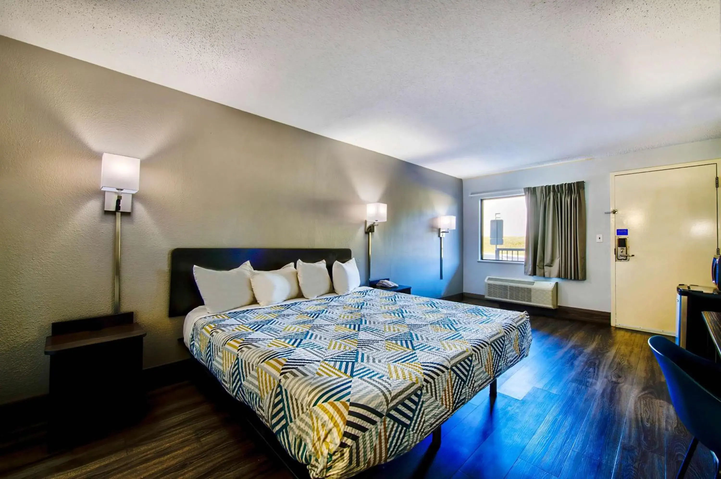 Bedroom, Bed in Studio 6 Birmingham, AL - Medical Center - Inverness Hwy 280 Bedroom, Bed in Studio 6 Birmingham, AL - Medical Center - Inverness Hwy 280