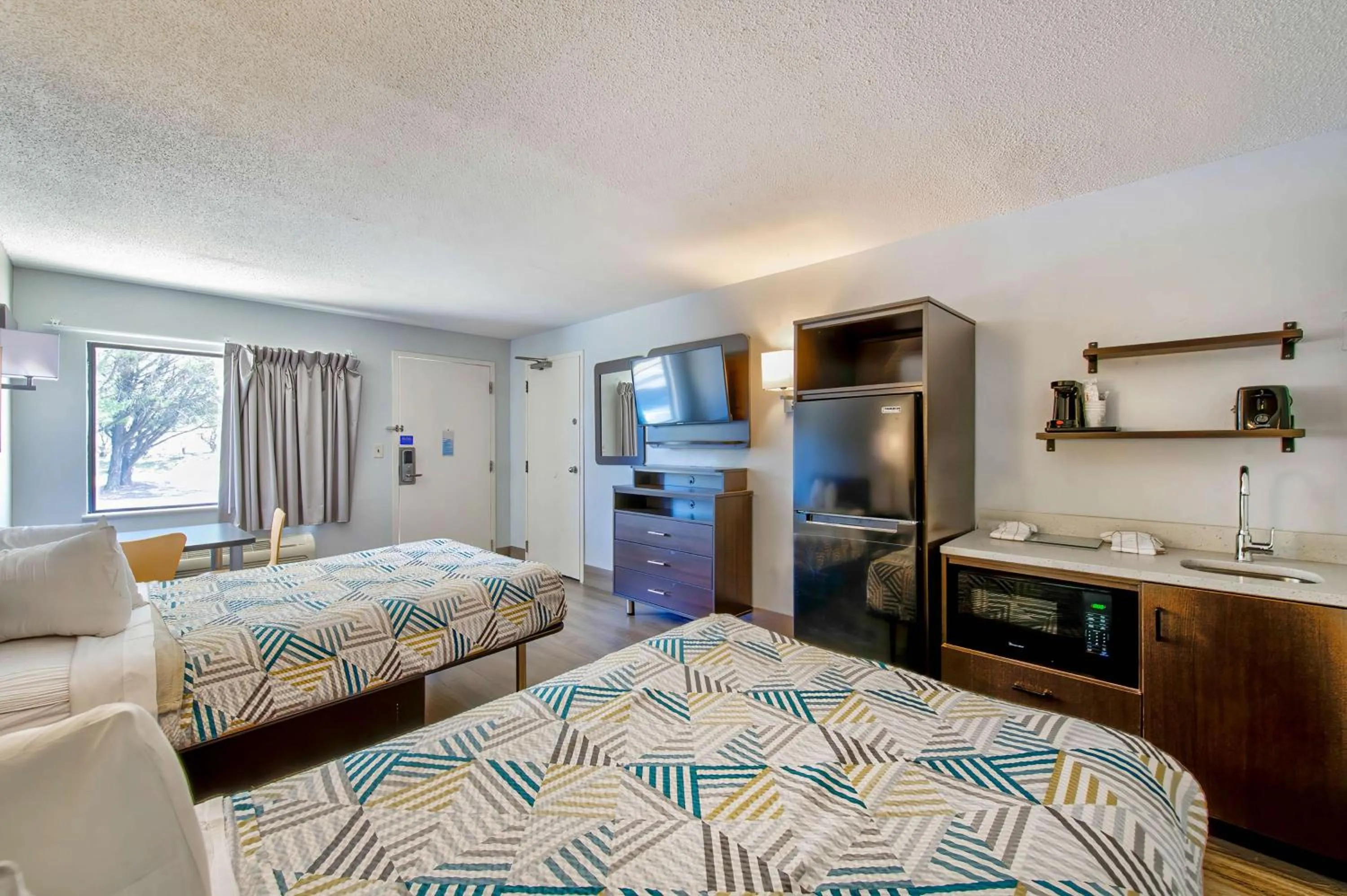 Bedroom, Bed in Studio 6 Birmingham, AL - Medical Center - Inverness Hwy 280