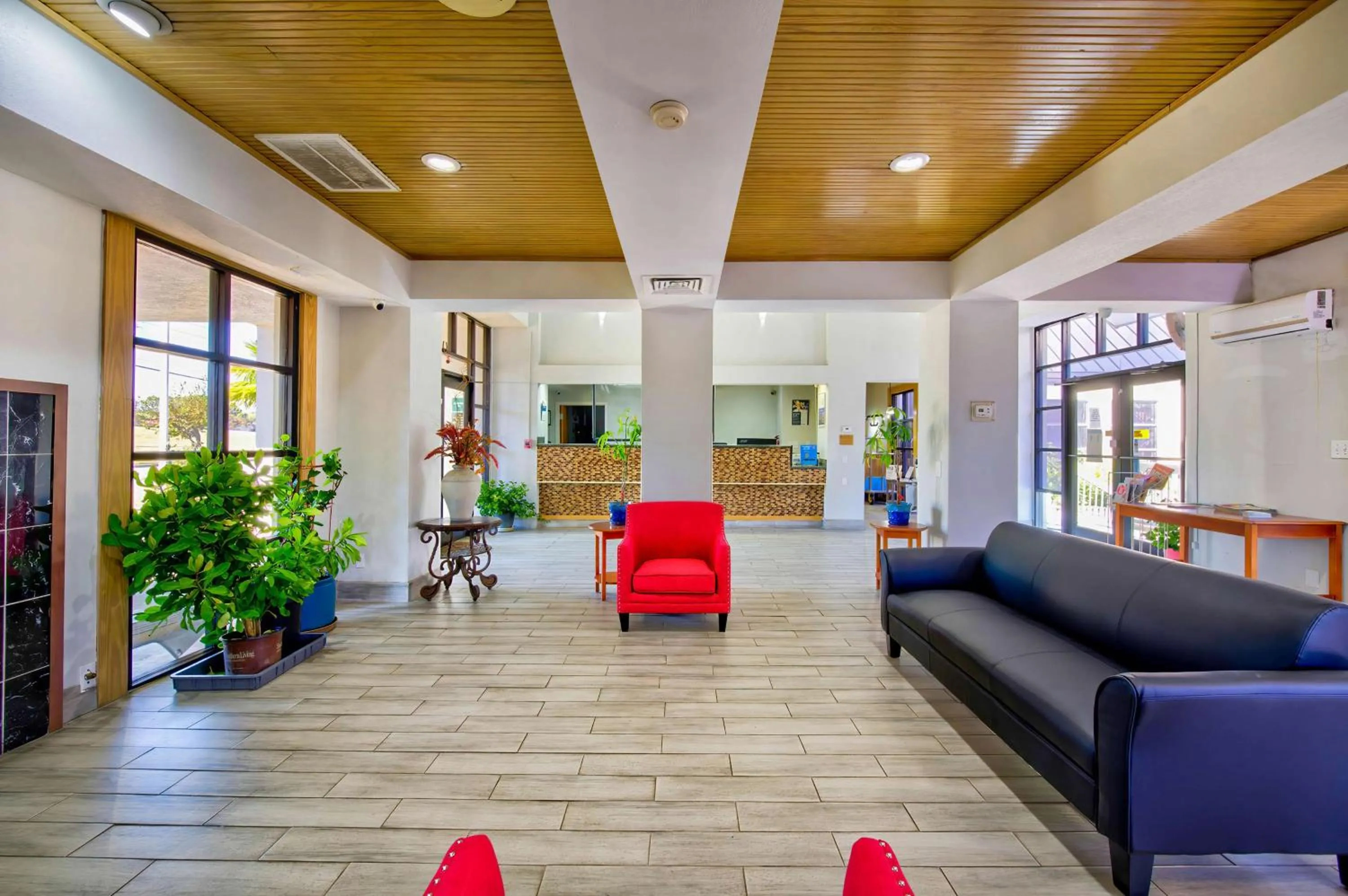 Communal lounge/ TV room in Studio 6 Birmingham, AL - Medical Center - Inverness Hwy 280