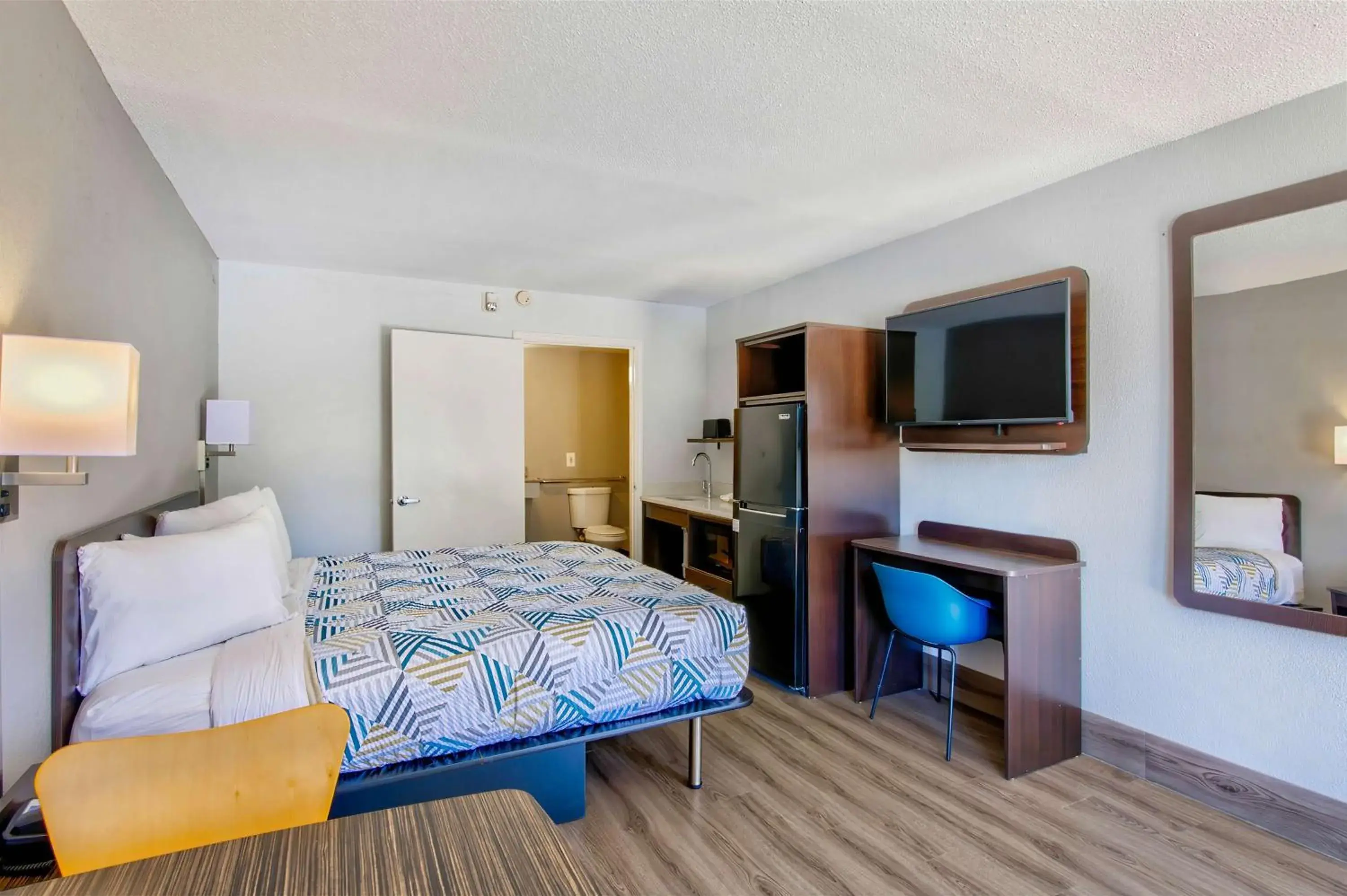 Bedroom, Bed in Studio 6 Birmingham, AL - Medical Center - Inverness Hwy 280 Bedroom, Bed in Studio 6 Birmingham, AL - Medical Center - Inverness Hwy 280