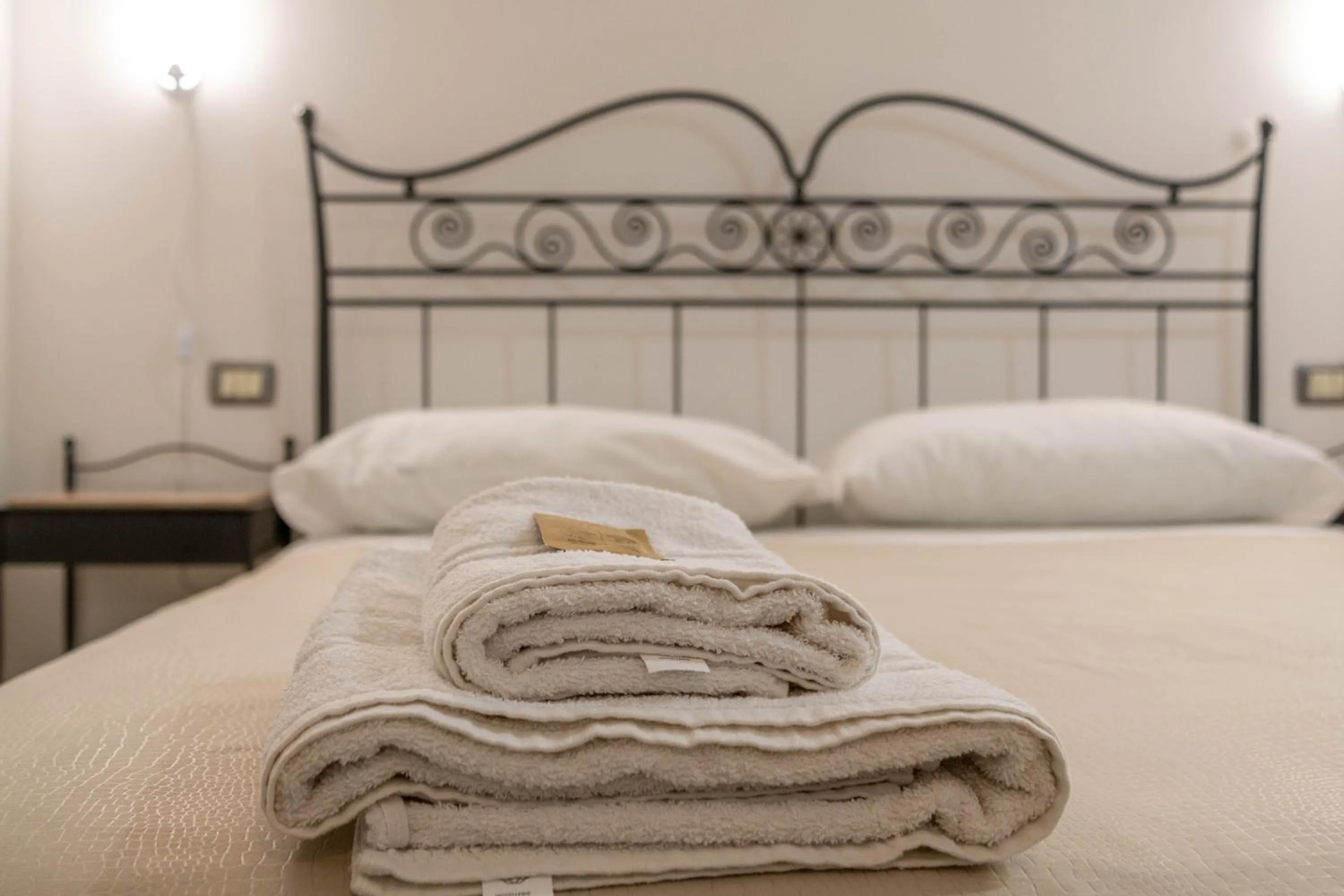 towels, Bed in La Casa dei Sogni di Serena
