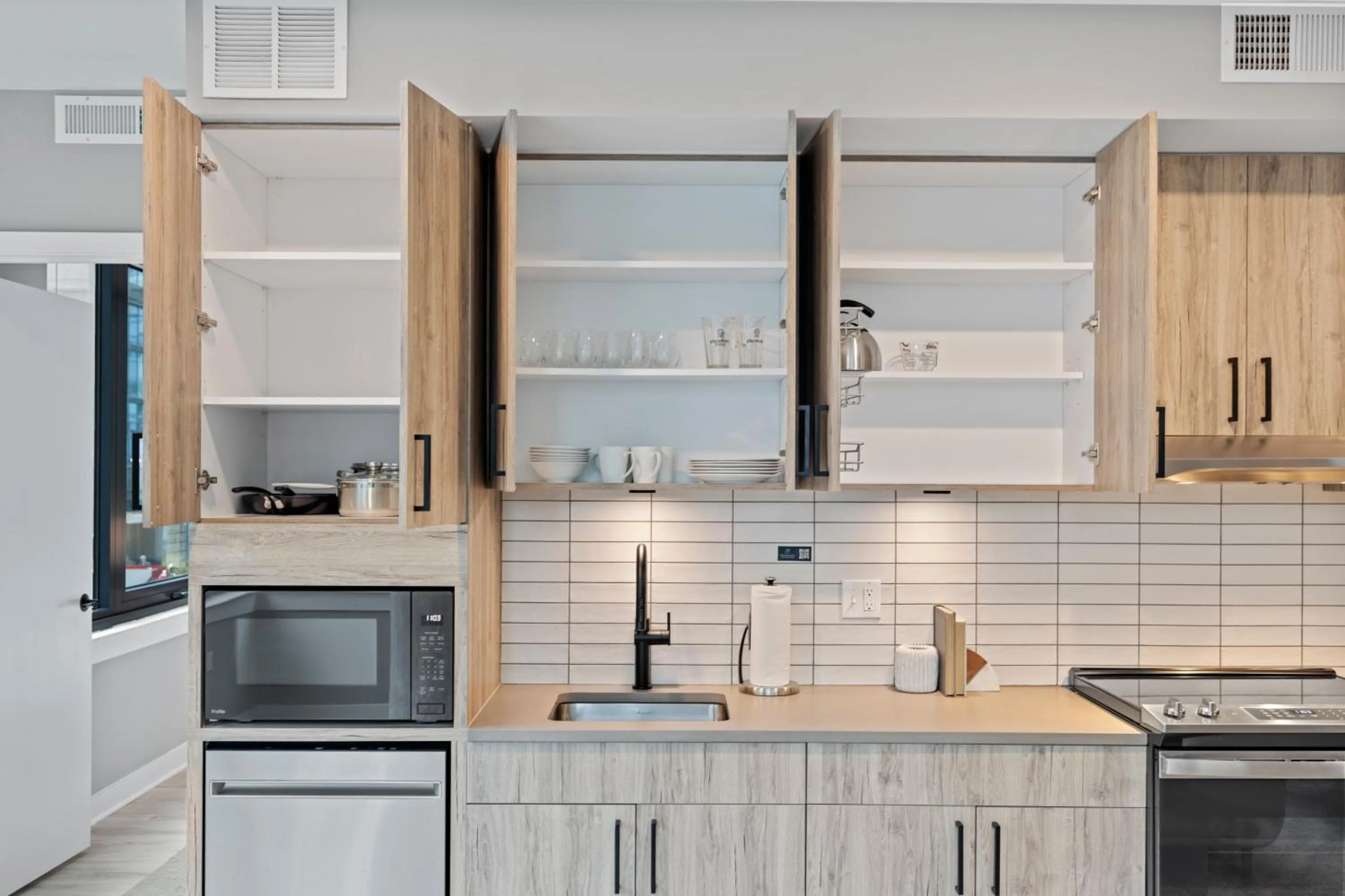 Kitchen or kitchenette in Coda on Half, a Placemakr Experience - Navy Yard