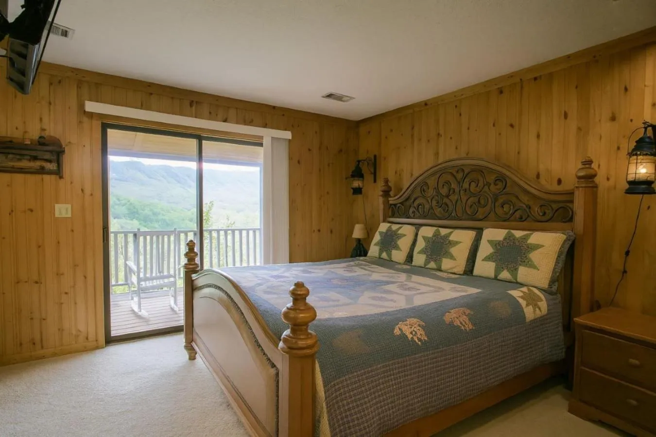 Bed in FREE Tickets-Mountain Ridge 2 King Bedrooms, Hot Tub, Mountain Views