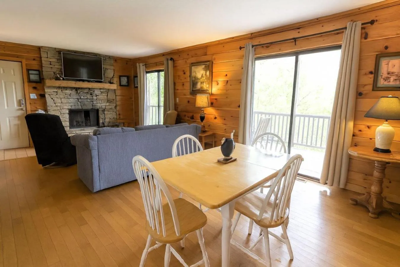 Living room in FREE Tickets-Mountain Ridge 2 King Bedrooms, Hot Tub, Mountain Views