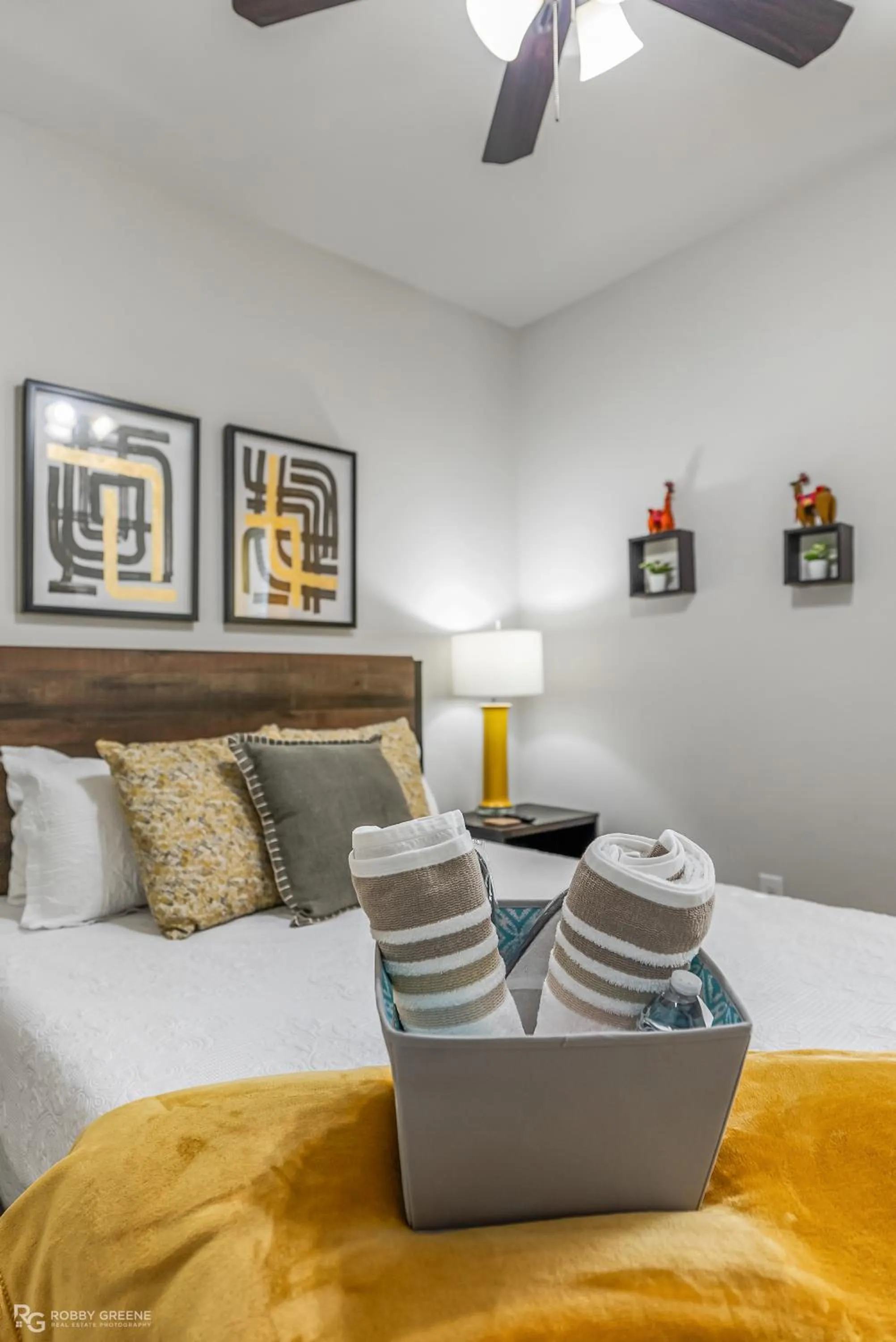 Bed in Boho Retreat! Home away from Home! Tv in Each Room