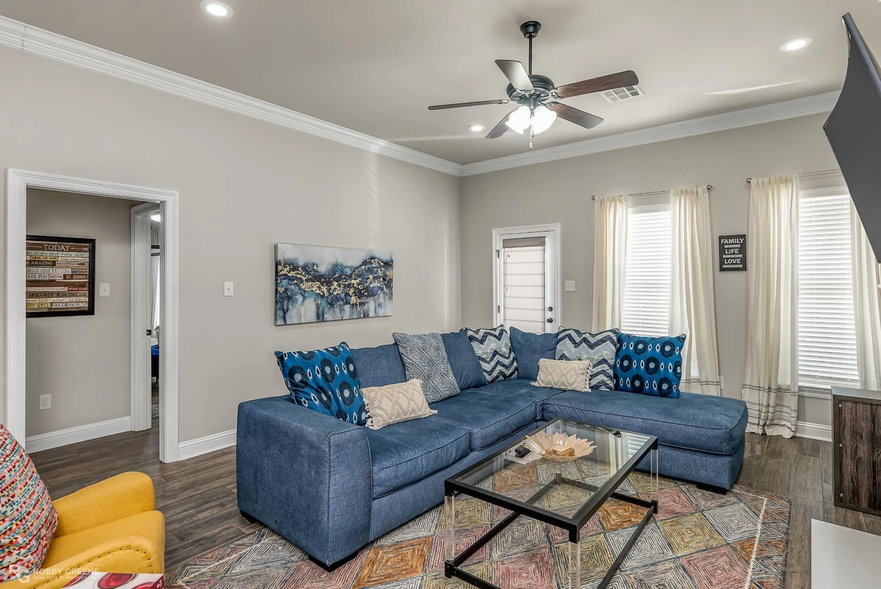 Communal lounge/ TV room in Boho Retreat! Home away from Home! Tv in Each Room