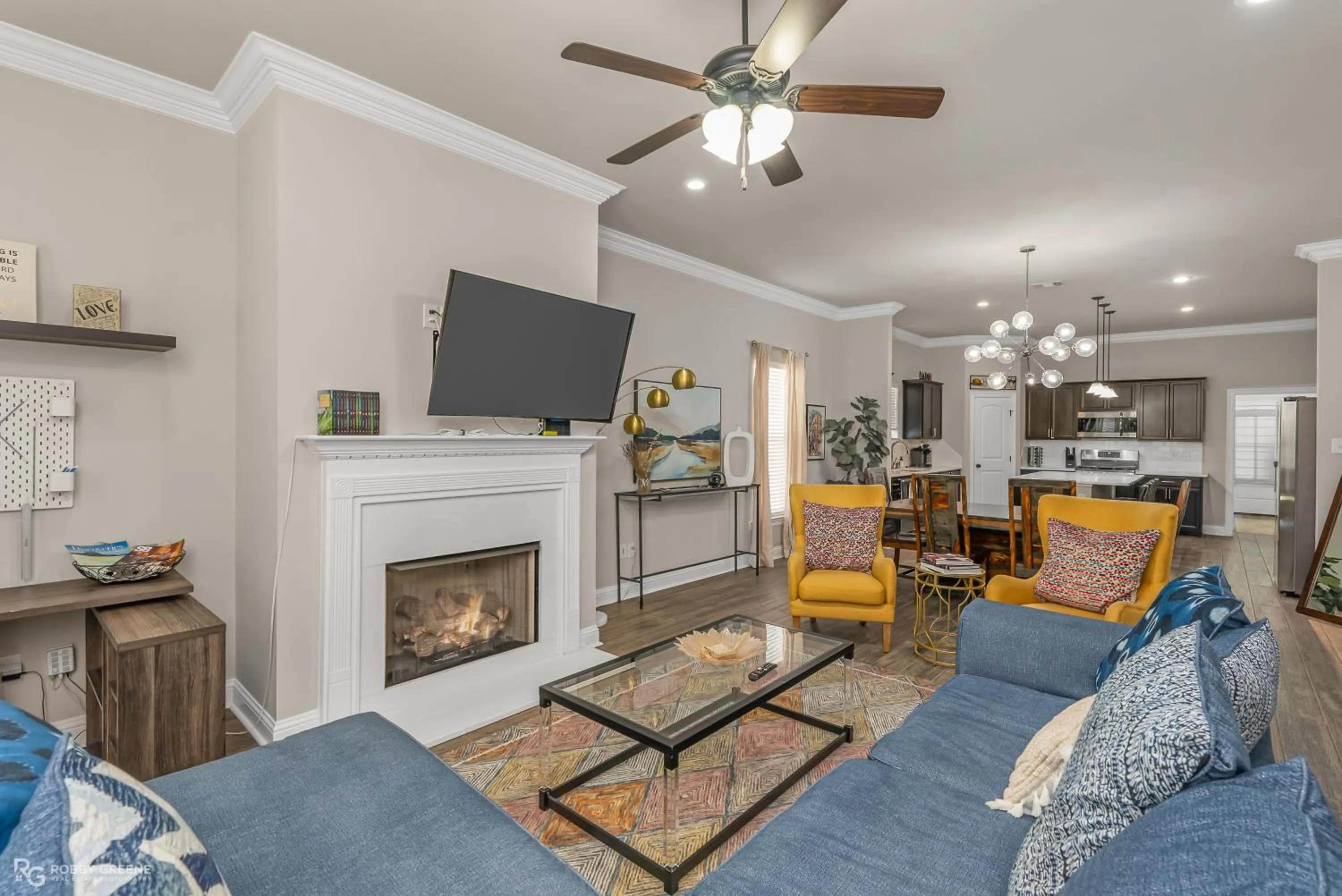 Communal lounge/ TV room in Boho Retreat! Home away from Home! Tv in Each Room