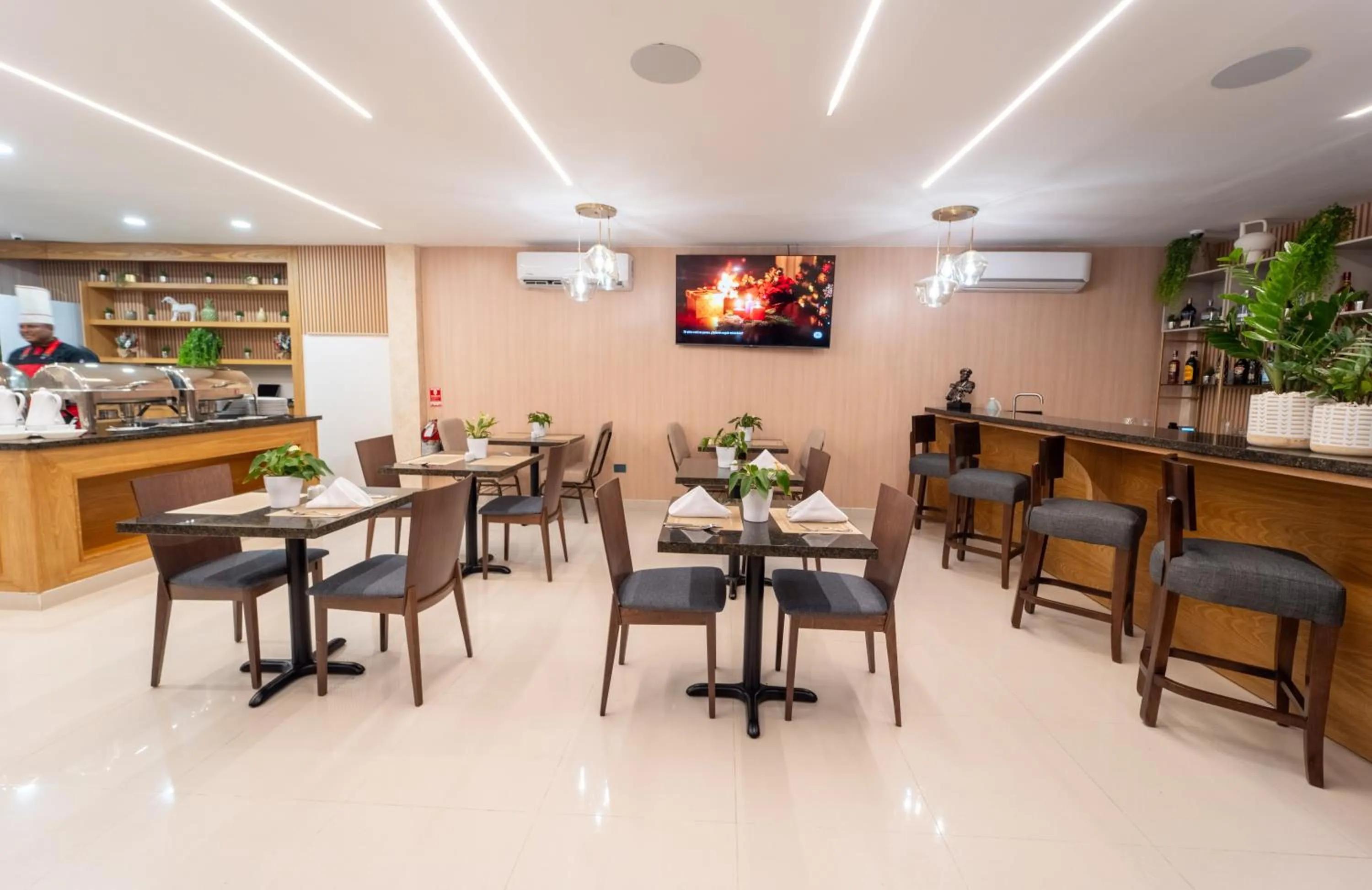 Restaurant/places to eat in Melina Hotel