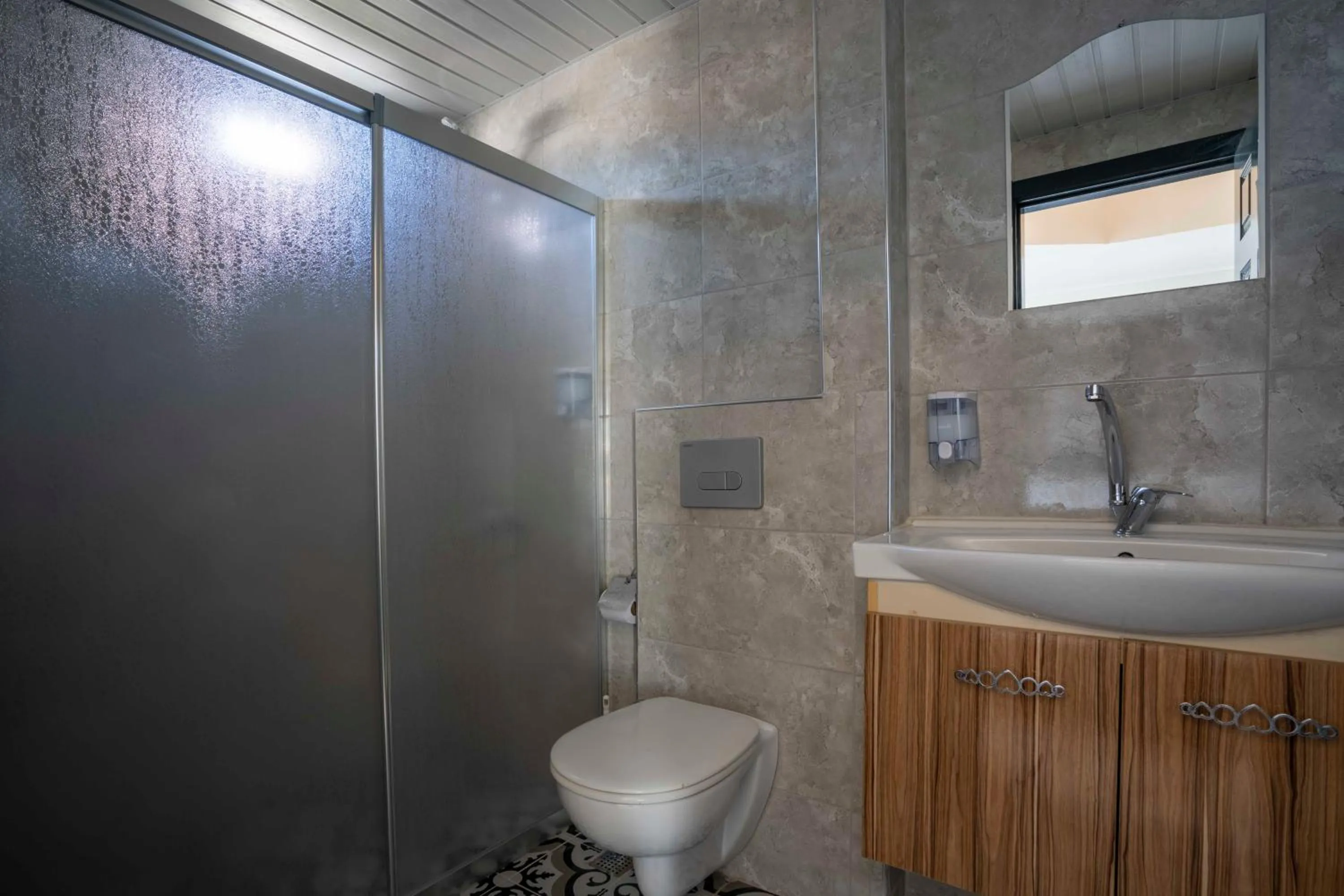 Shower in Aslan Corner Hotel