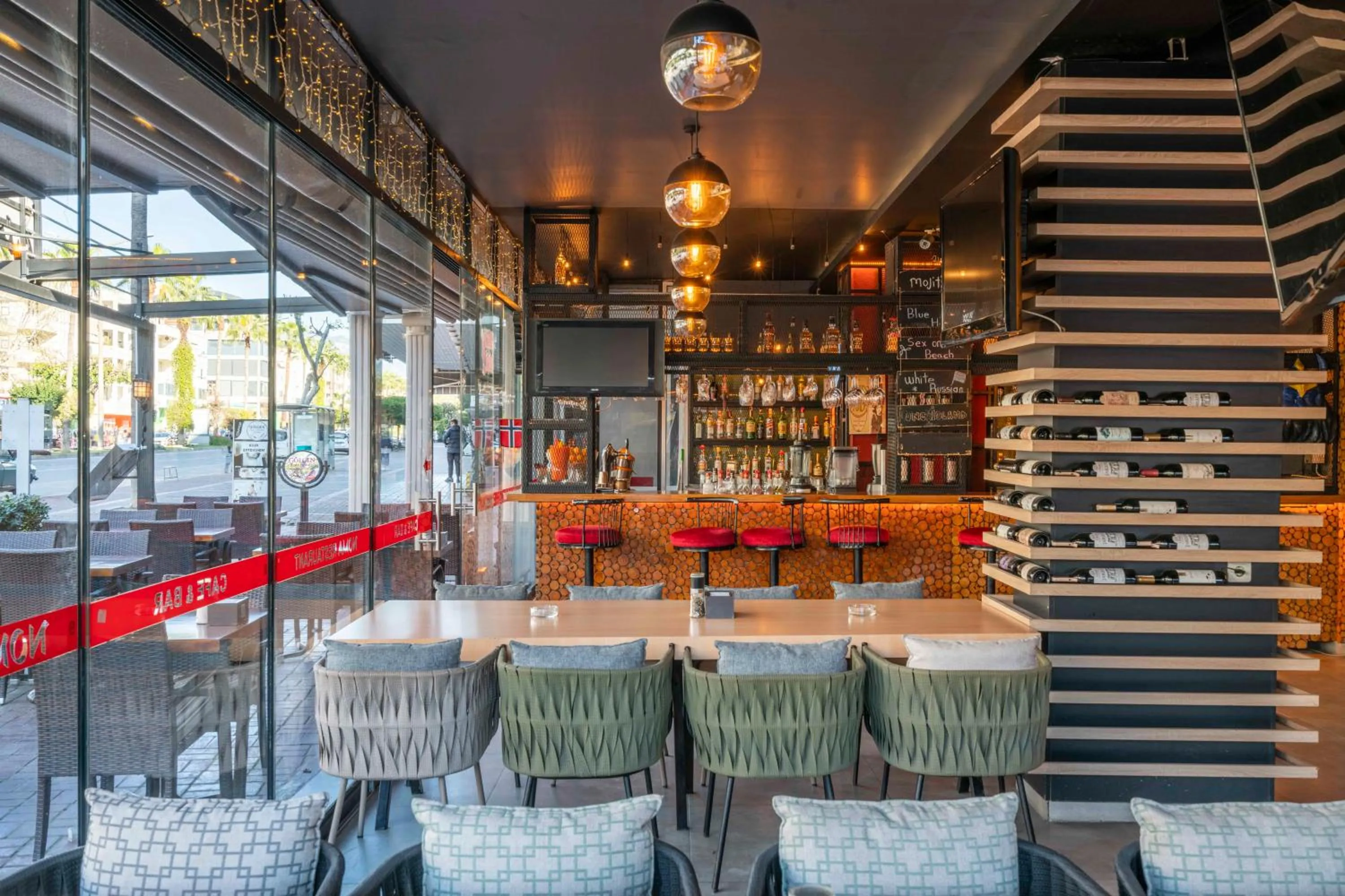 Restaurant/places to eat in Aslan Corner Hotel