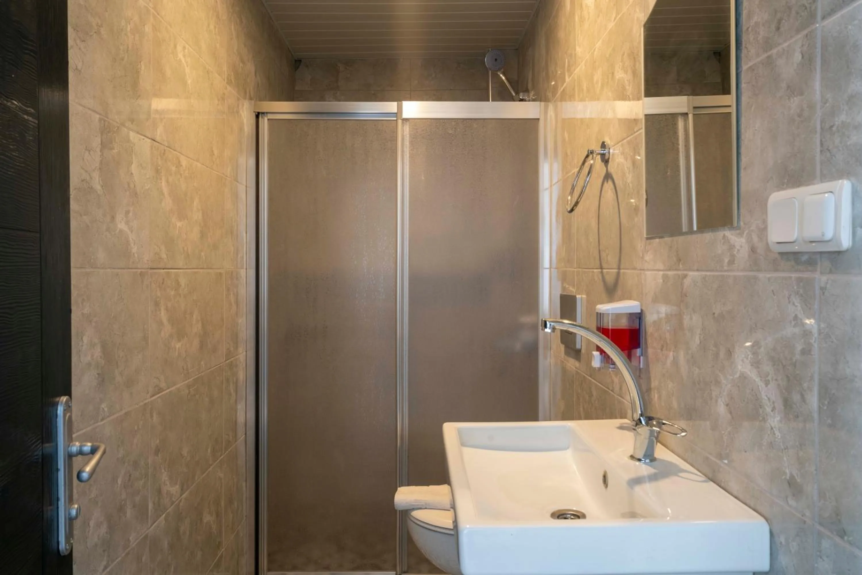 Shower in Aslan Corner Hotel