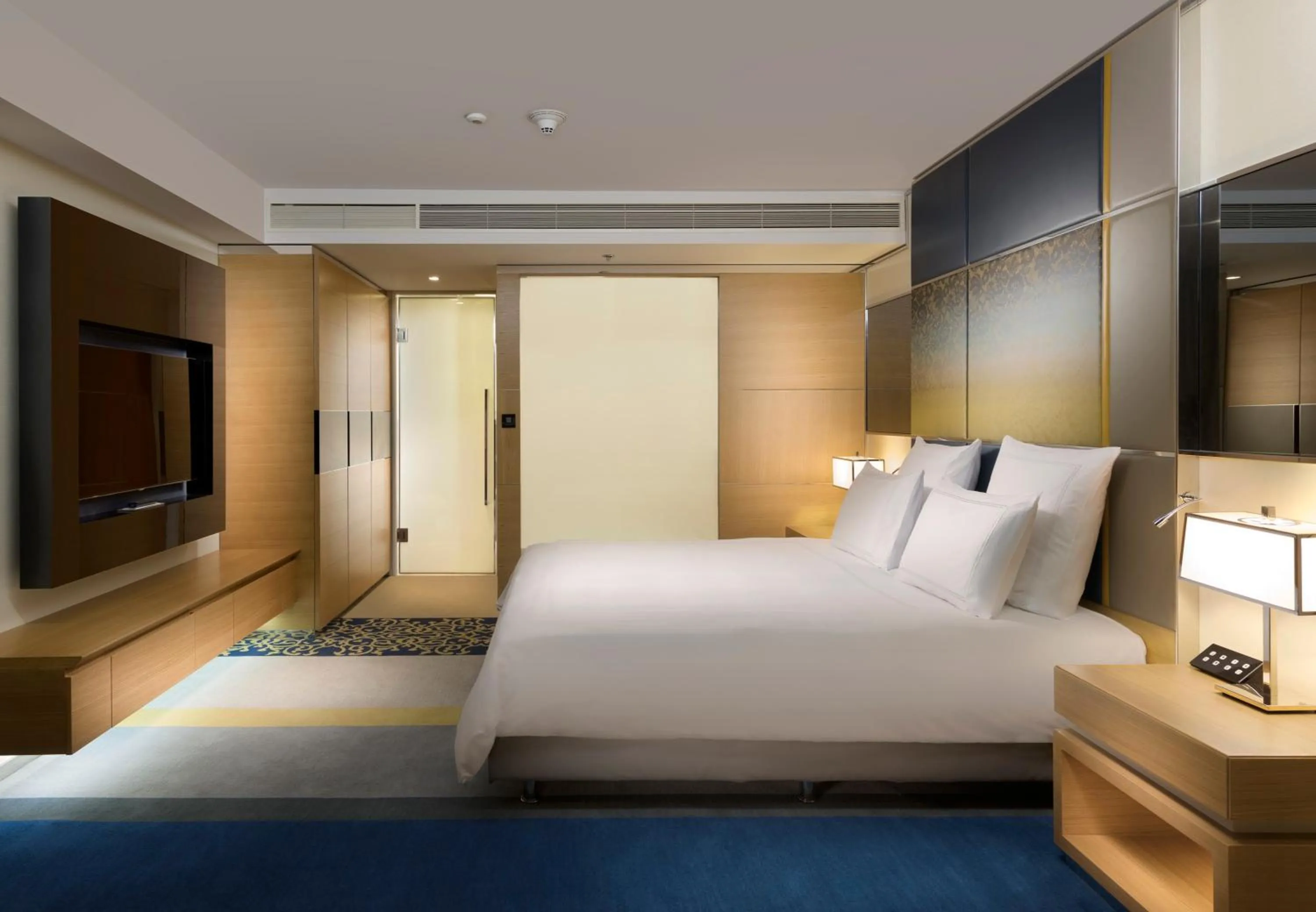 Photo of the whole room, Bed in Swissotel The Bosphorus Istanbul