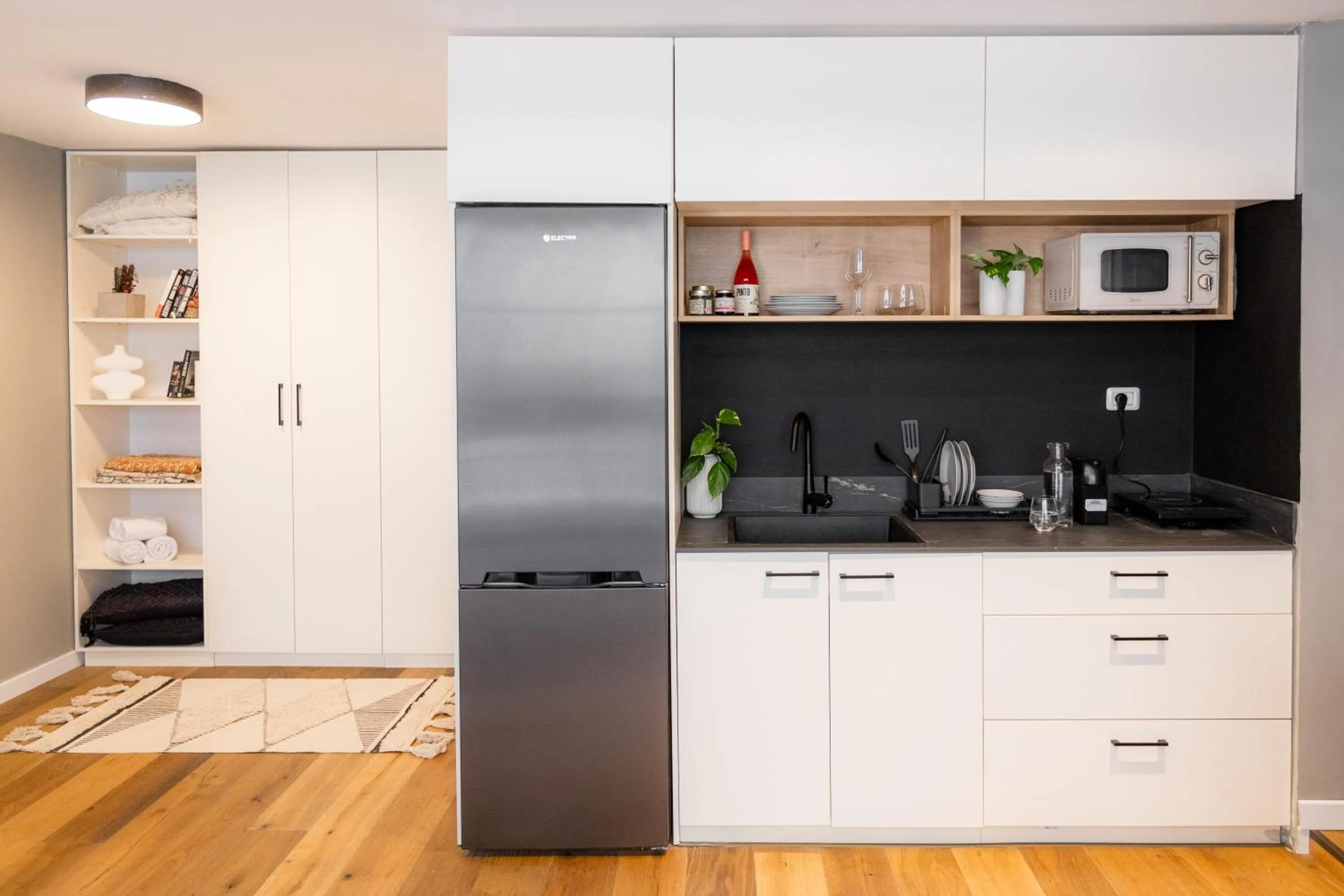 Kitchen or kitchenette in DeBlox living - Alhambra Apartments