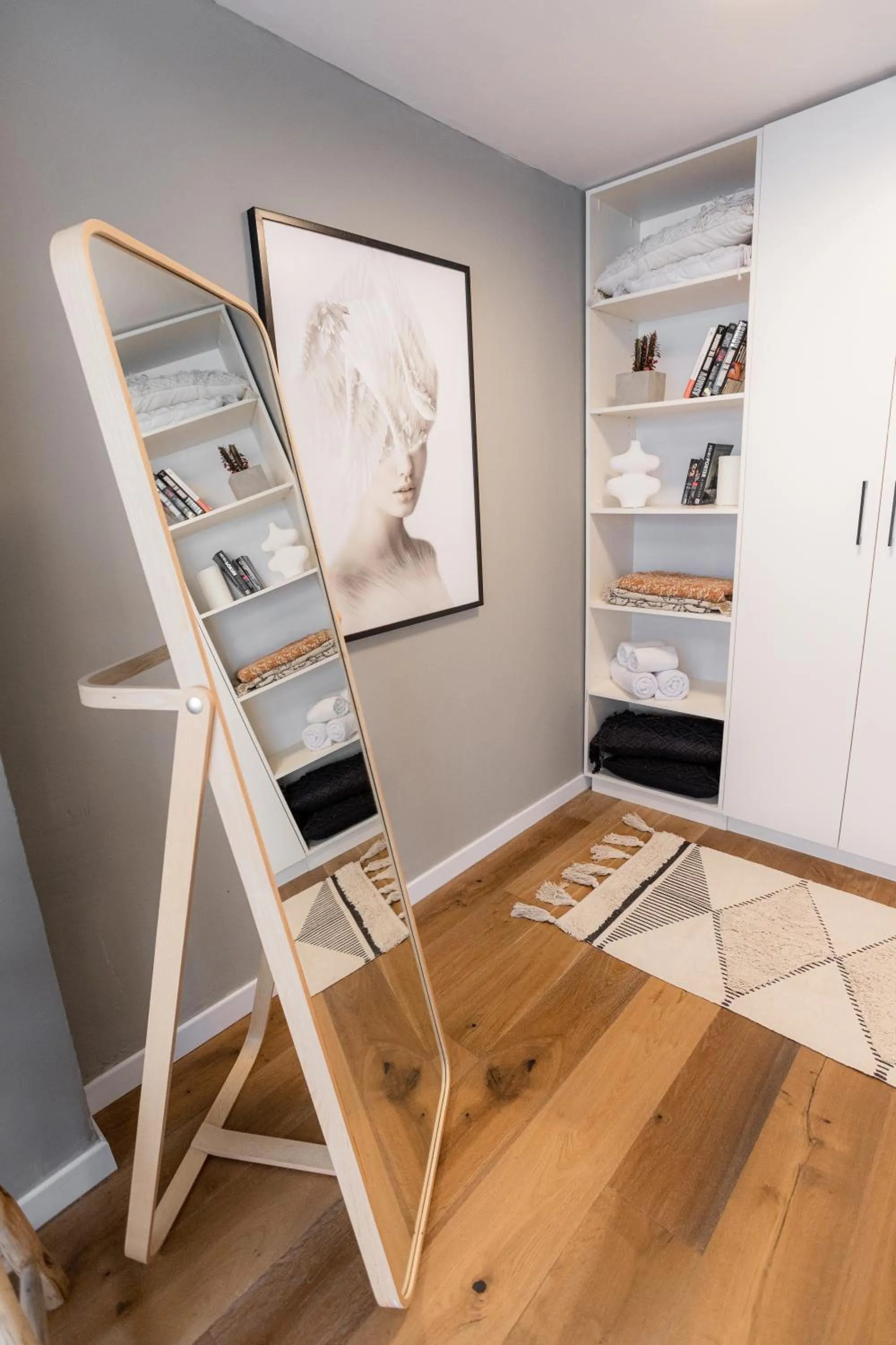 Library in DeBlox living - Alhambra Apartments