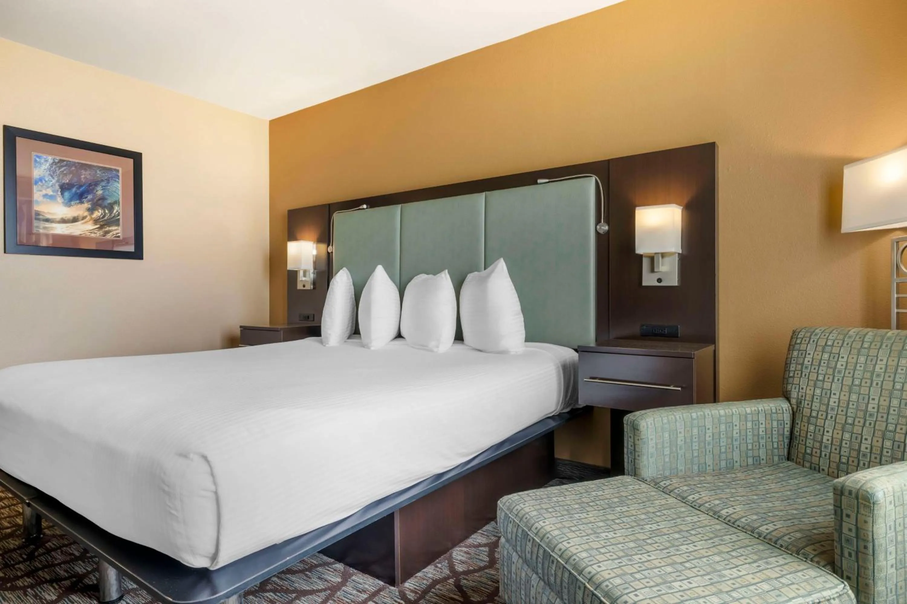 Bedroom, Bed in Best Western Plus Oceanside Palms