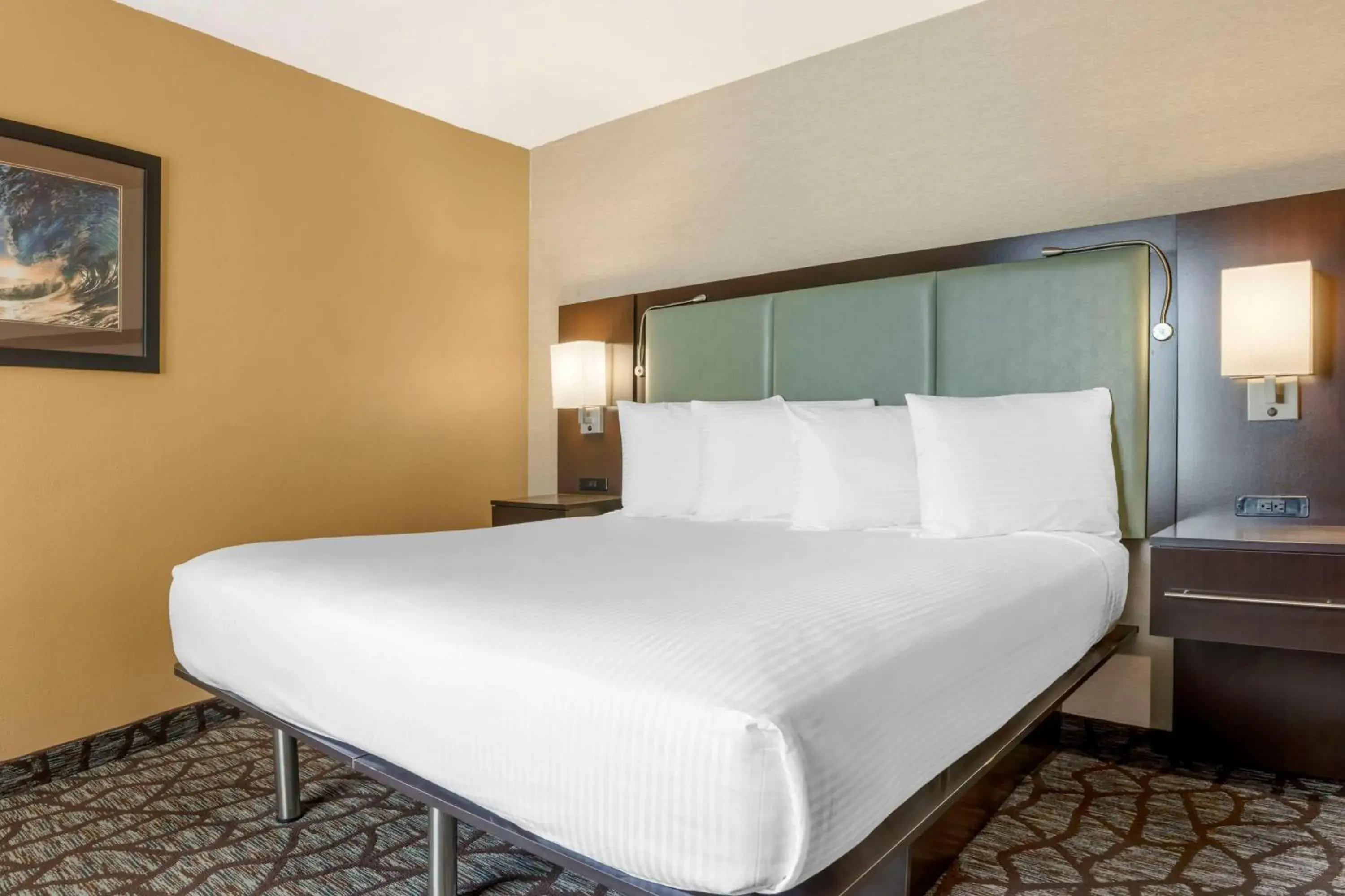 Bedroom, Bed in Best Western Plus Oceanside Palms Bedroom, Bed in Best Western Plus Oceanside Palms