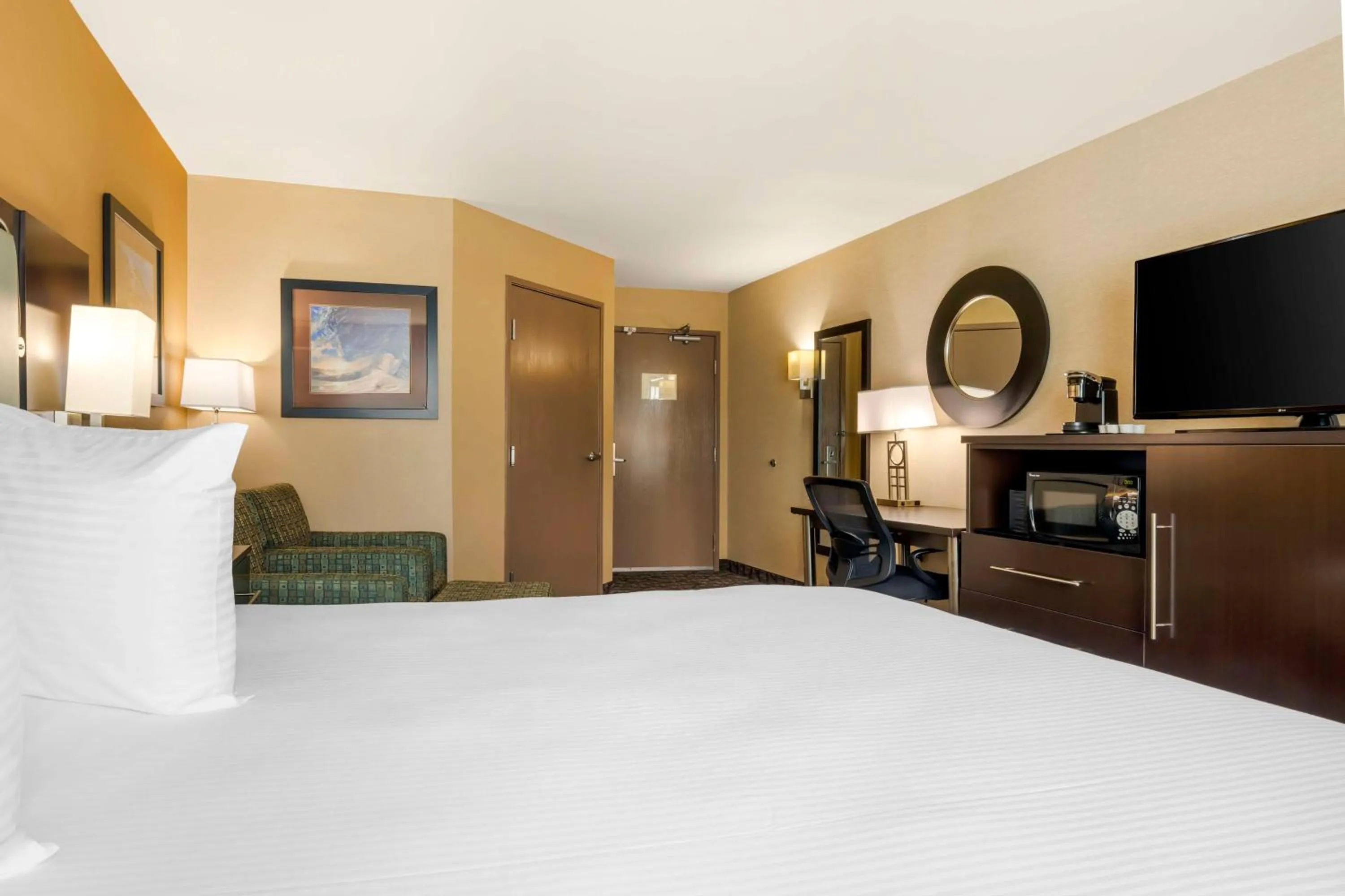 Bedroom, Bed in Best Western Plus Oceanside Palms