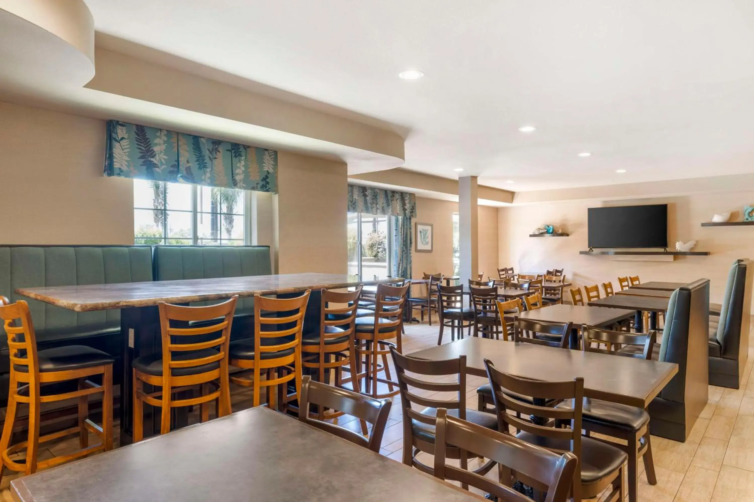 Breakfast in Best Western Plus Oceanside Palms Breakfast in Best Western Plus Oceanside Palms