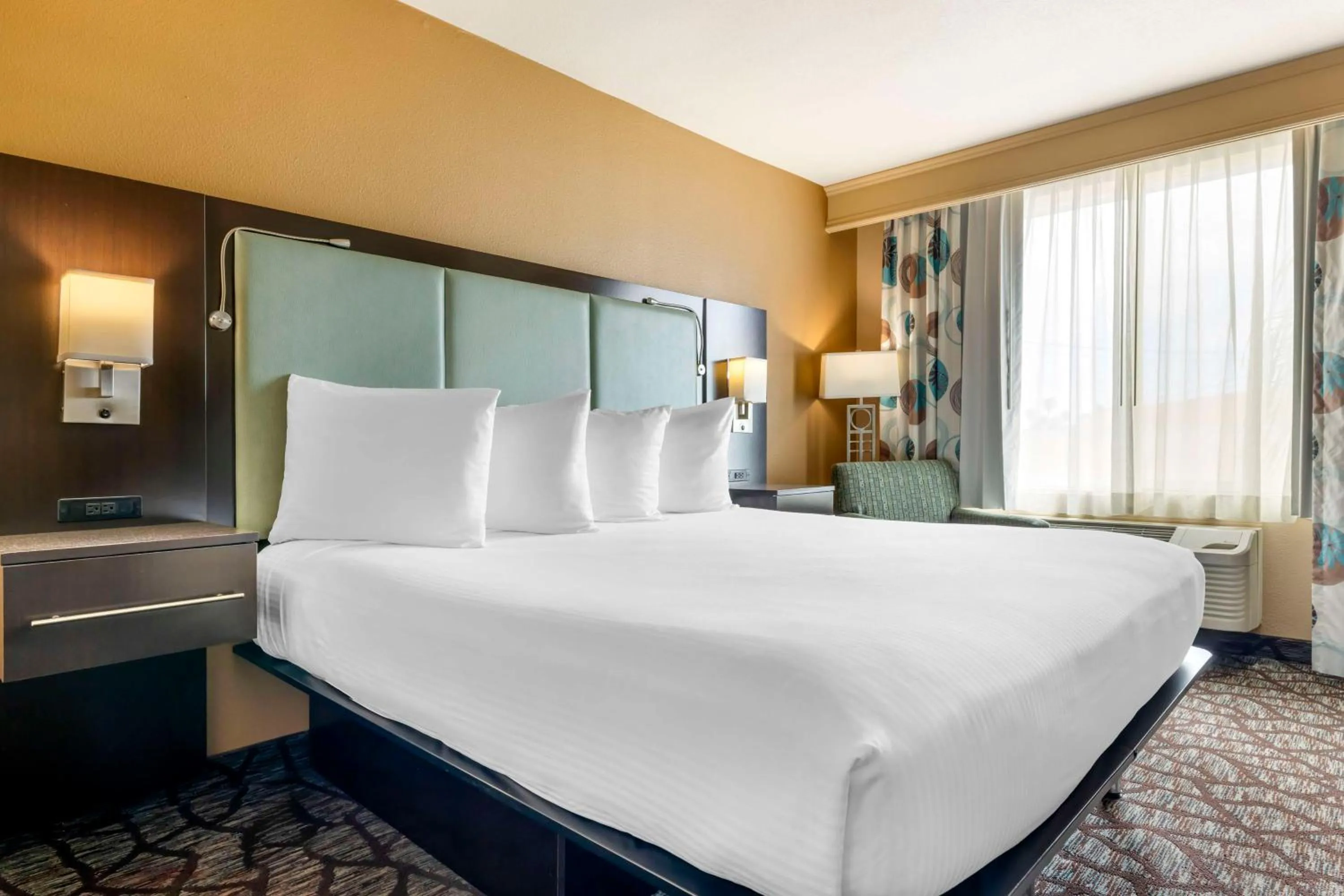 Bedroom, Bed in Best Western Plus Oceanside Palms