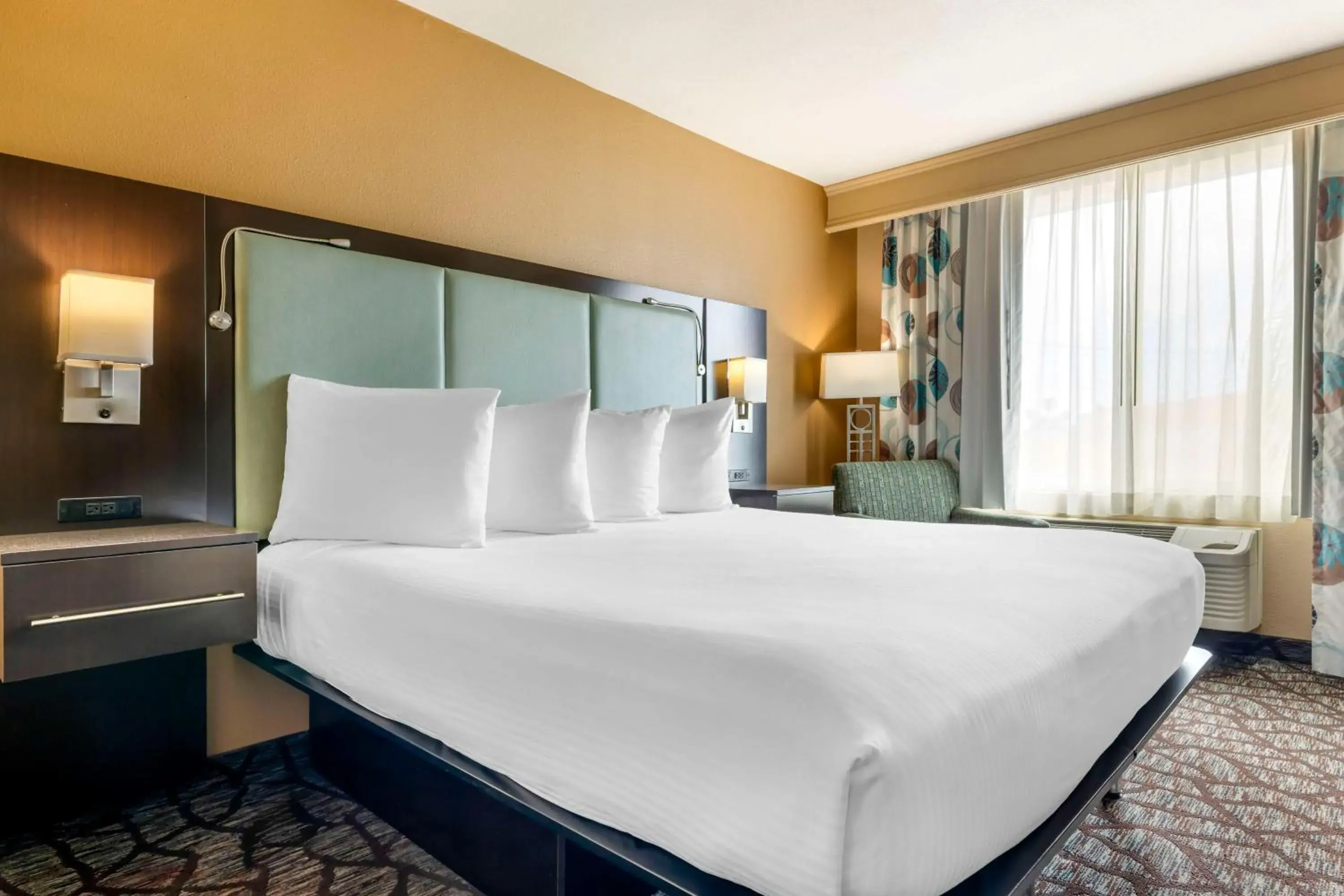 Bedroom, Bed in Best Western Plus Oceanside Palms Bedroom, Bed in Best Western Plus Oceanside Palms