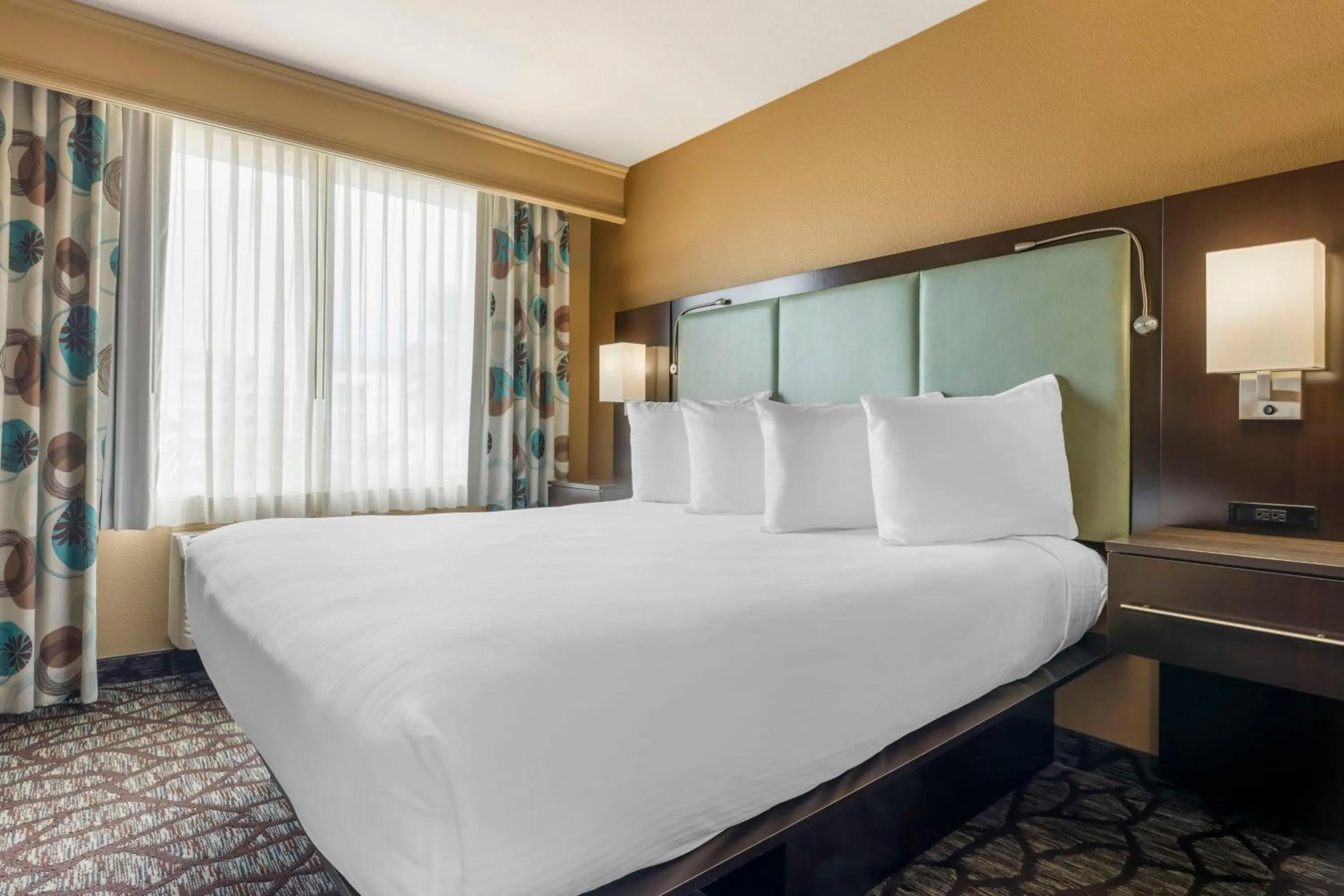 Bedroom, Bed in Best Western Plus Oceanside Palms