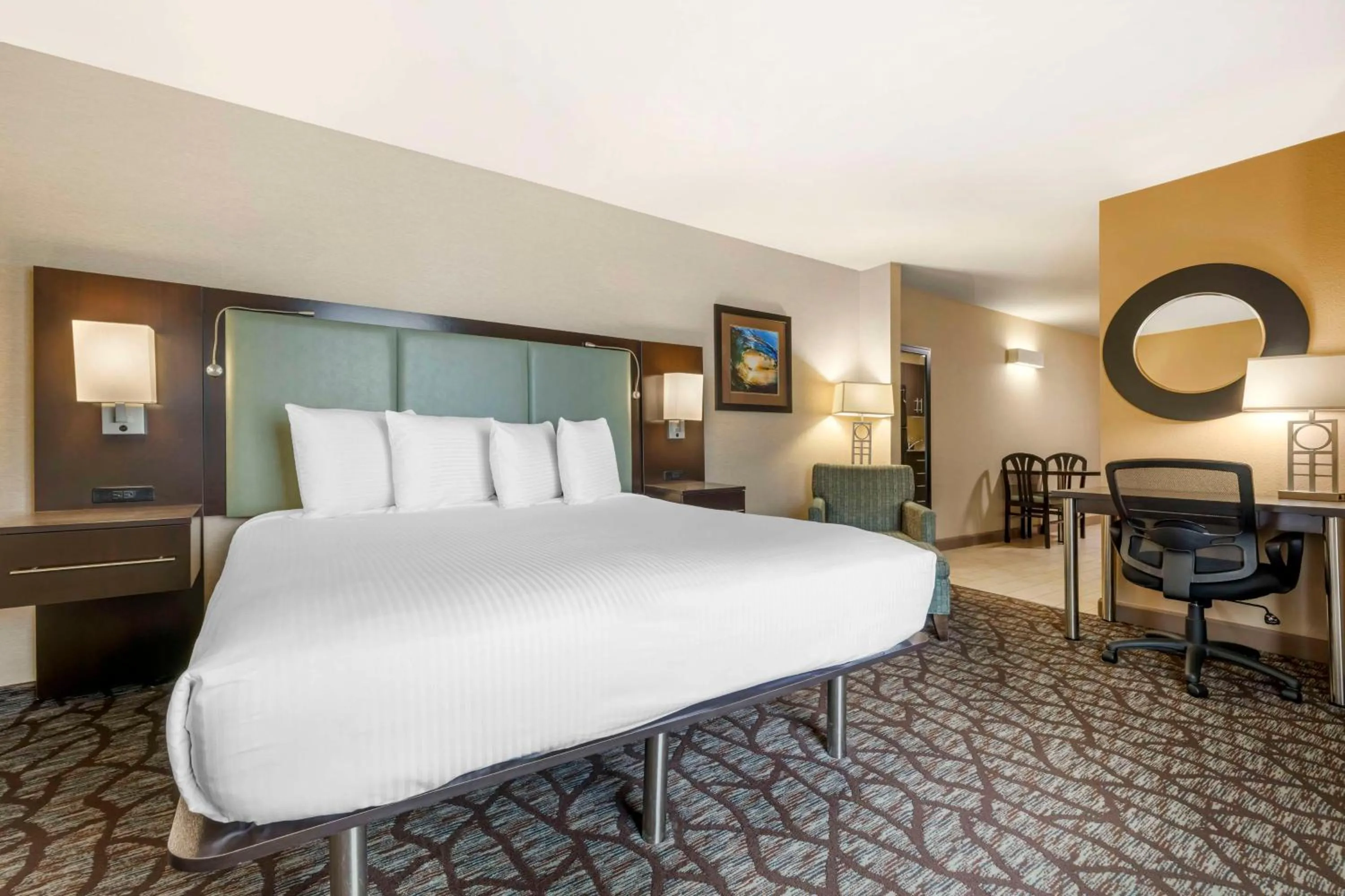 Bedroom, Bed in Best Western Plus Oceanside Palms