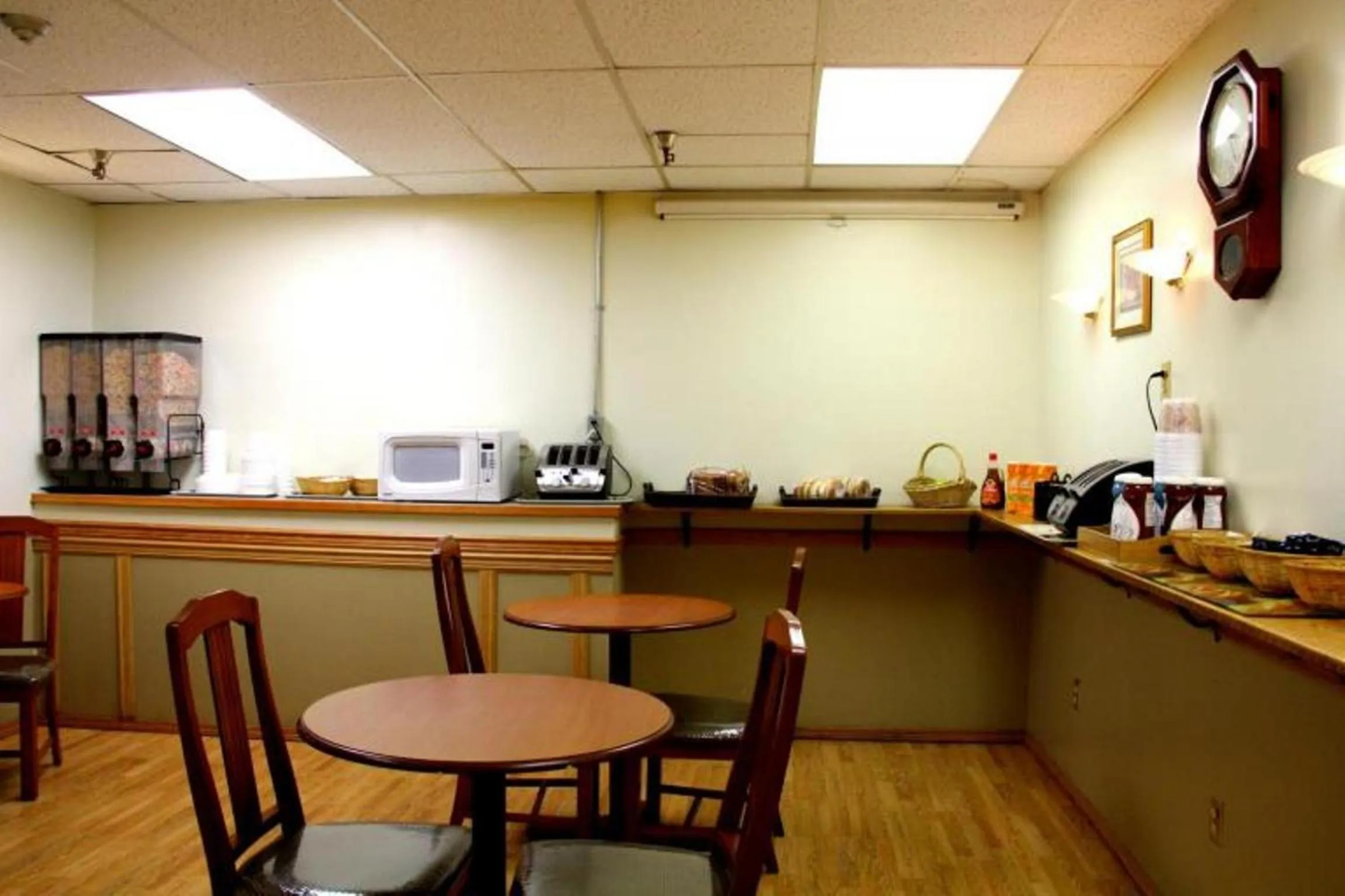 Restaurant/places to eat in Acorn Motel