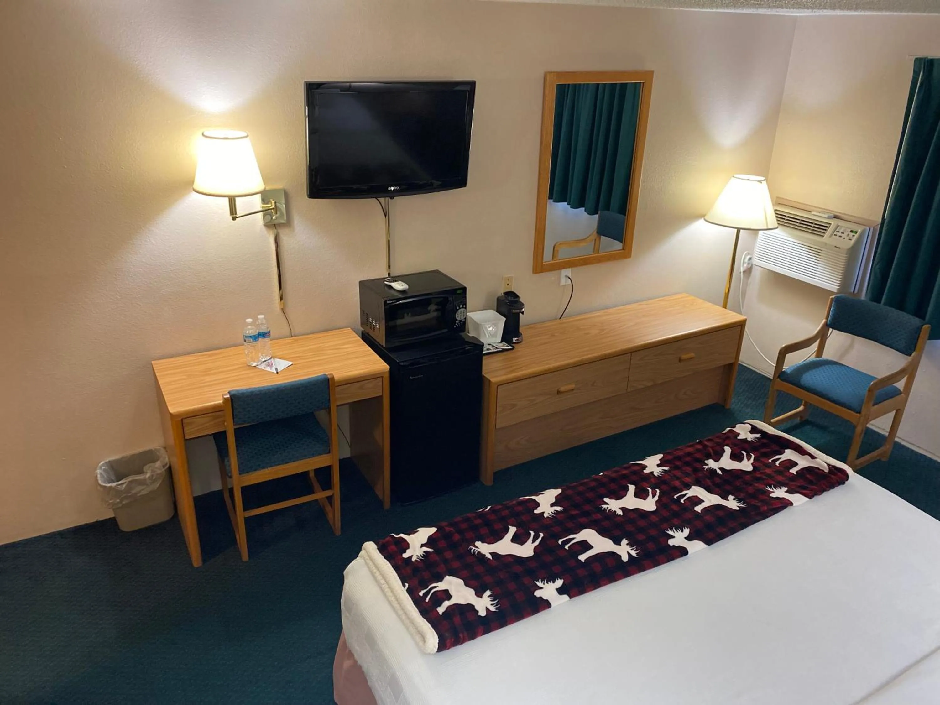 Evening entertainment, Bed in Glendive Lodge