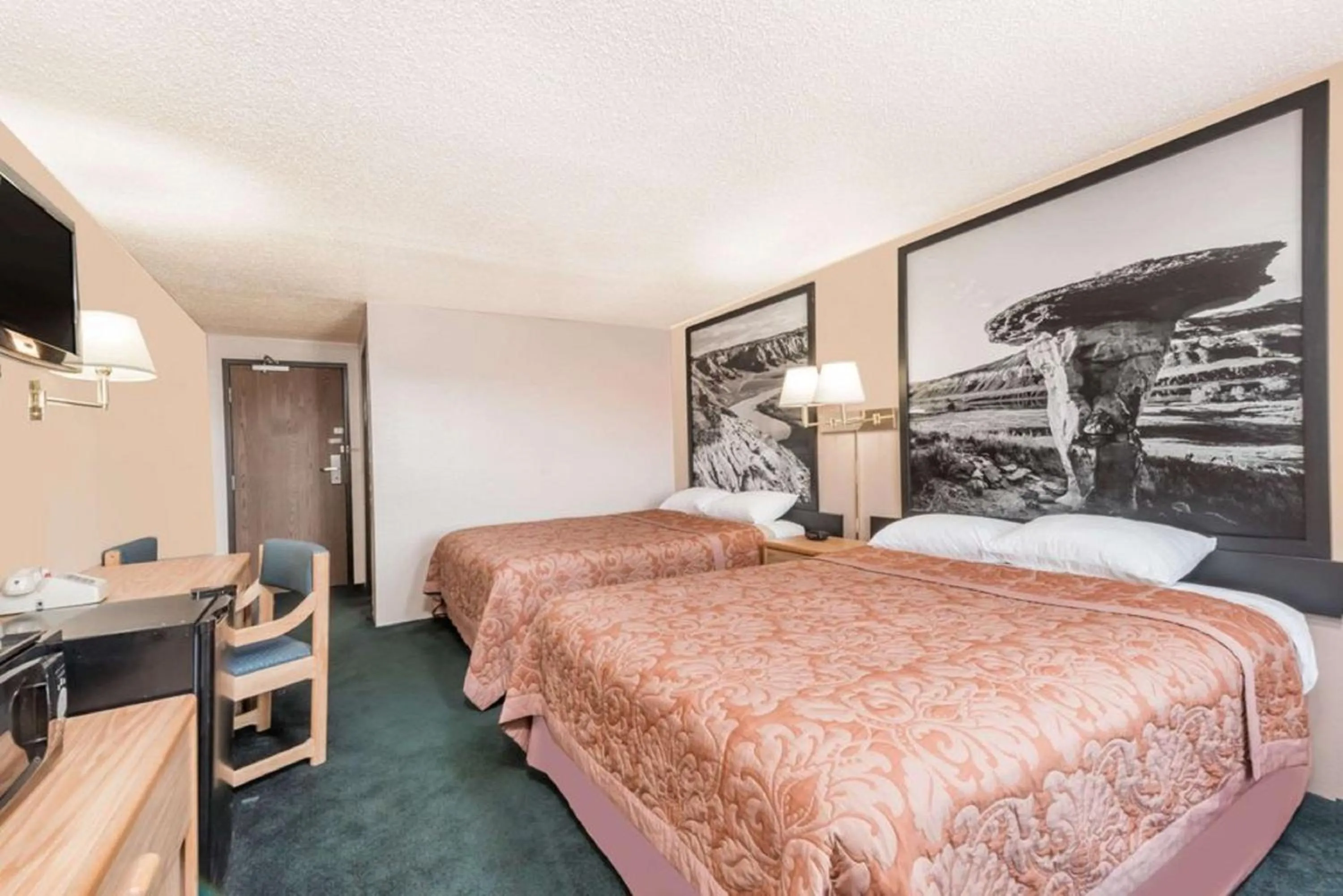 Photo of the whole room, Bed in Glendive Lodge