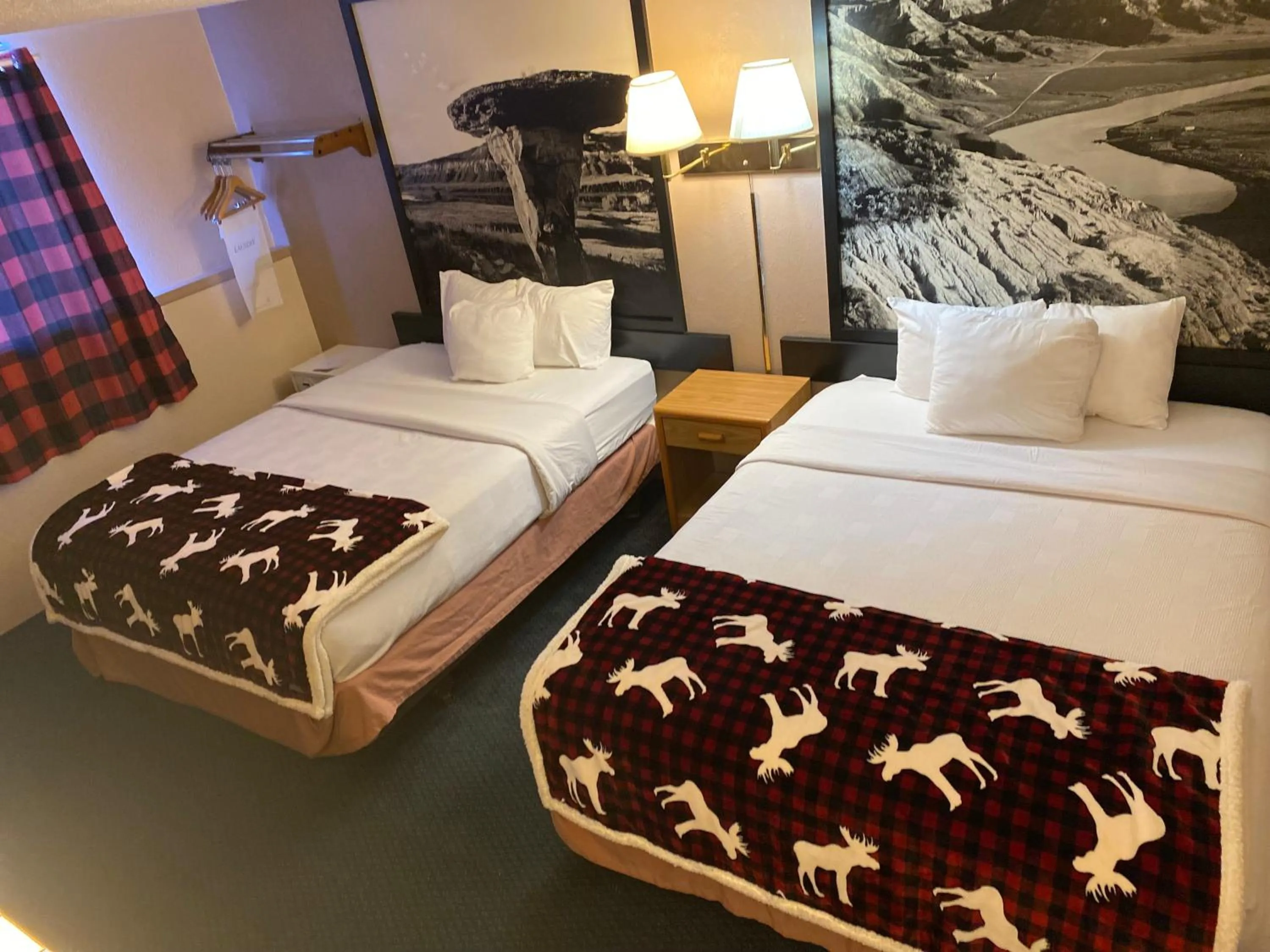 Bedroom, Bed in Glendive Lodge