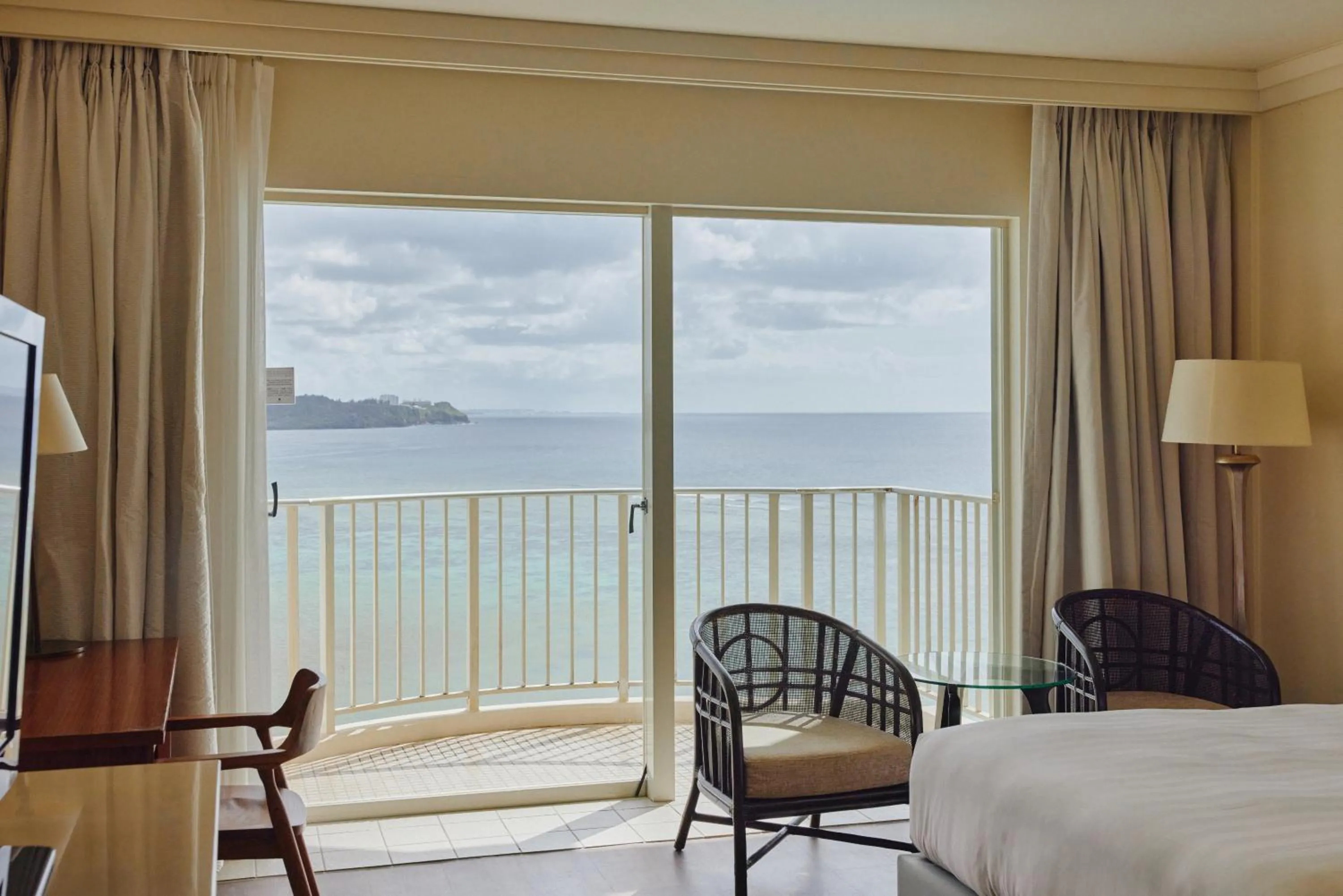 Balcony/Terrace, Bed in Lotte Hotel Guam