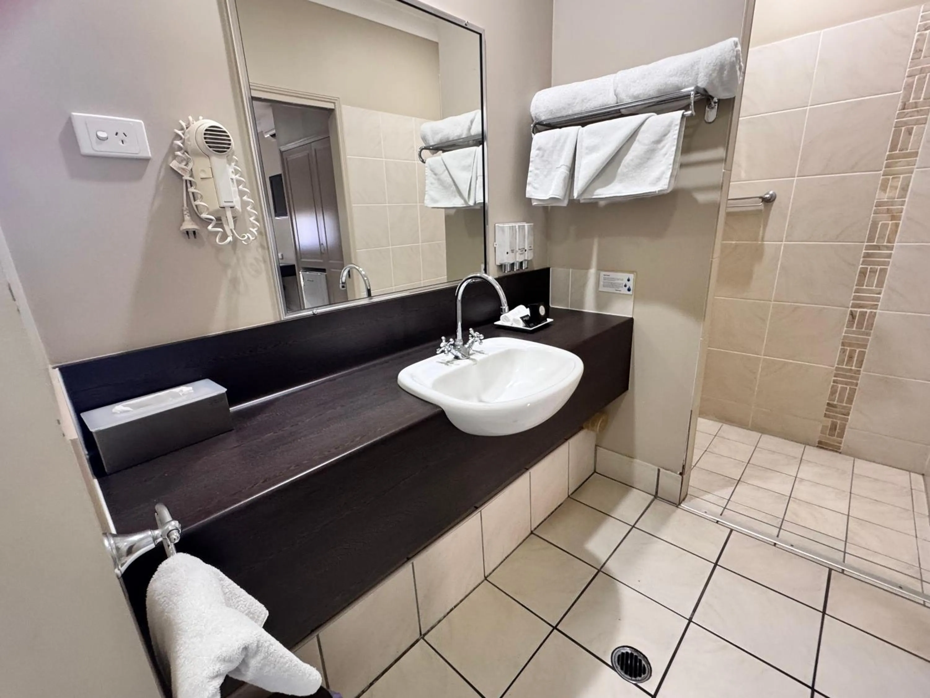 Shower in Best Western Bungil Creek Motel