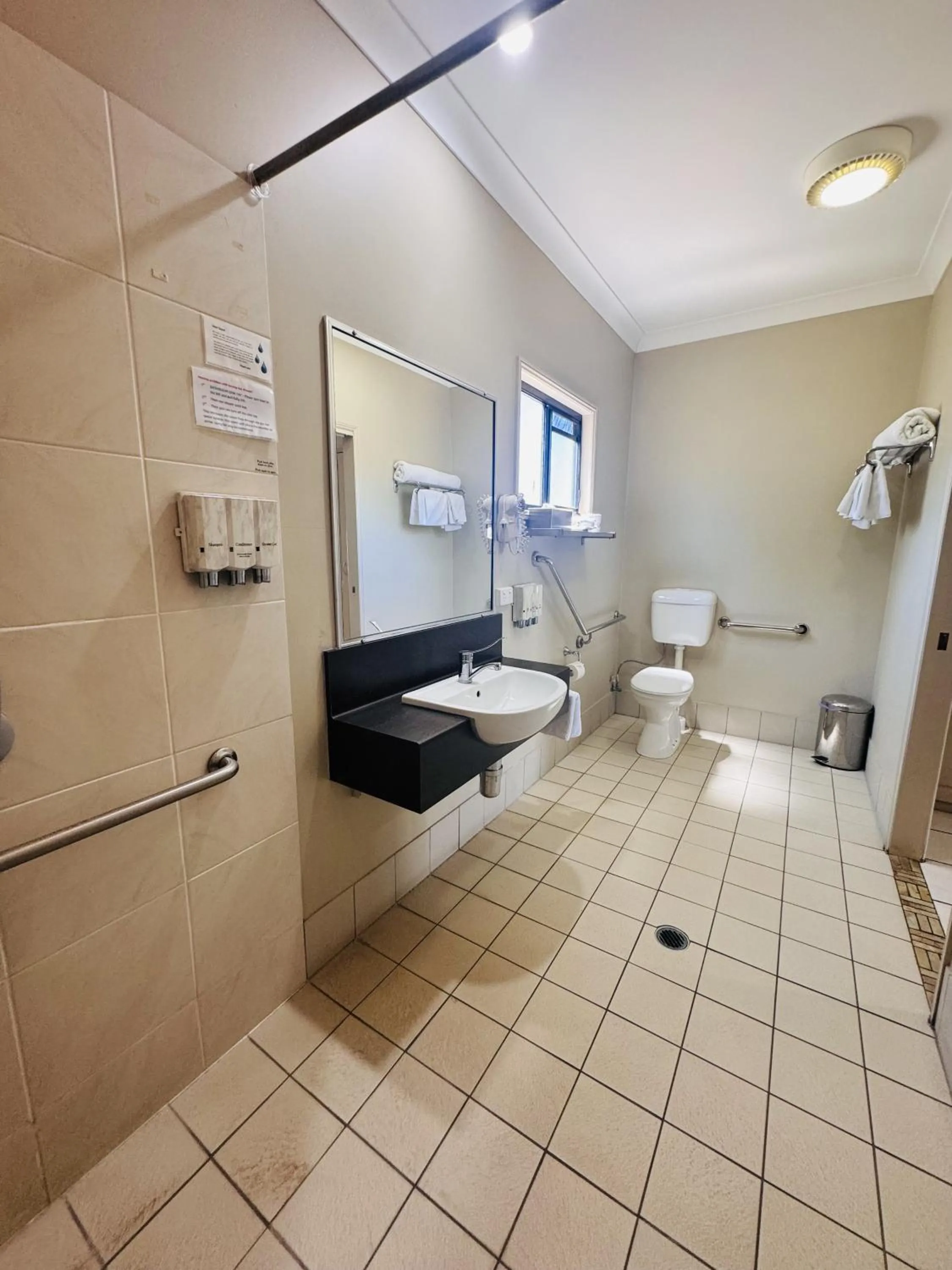 Toilet in Best Western Bungil Creek Motel