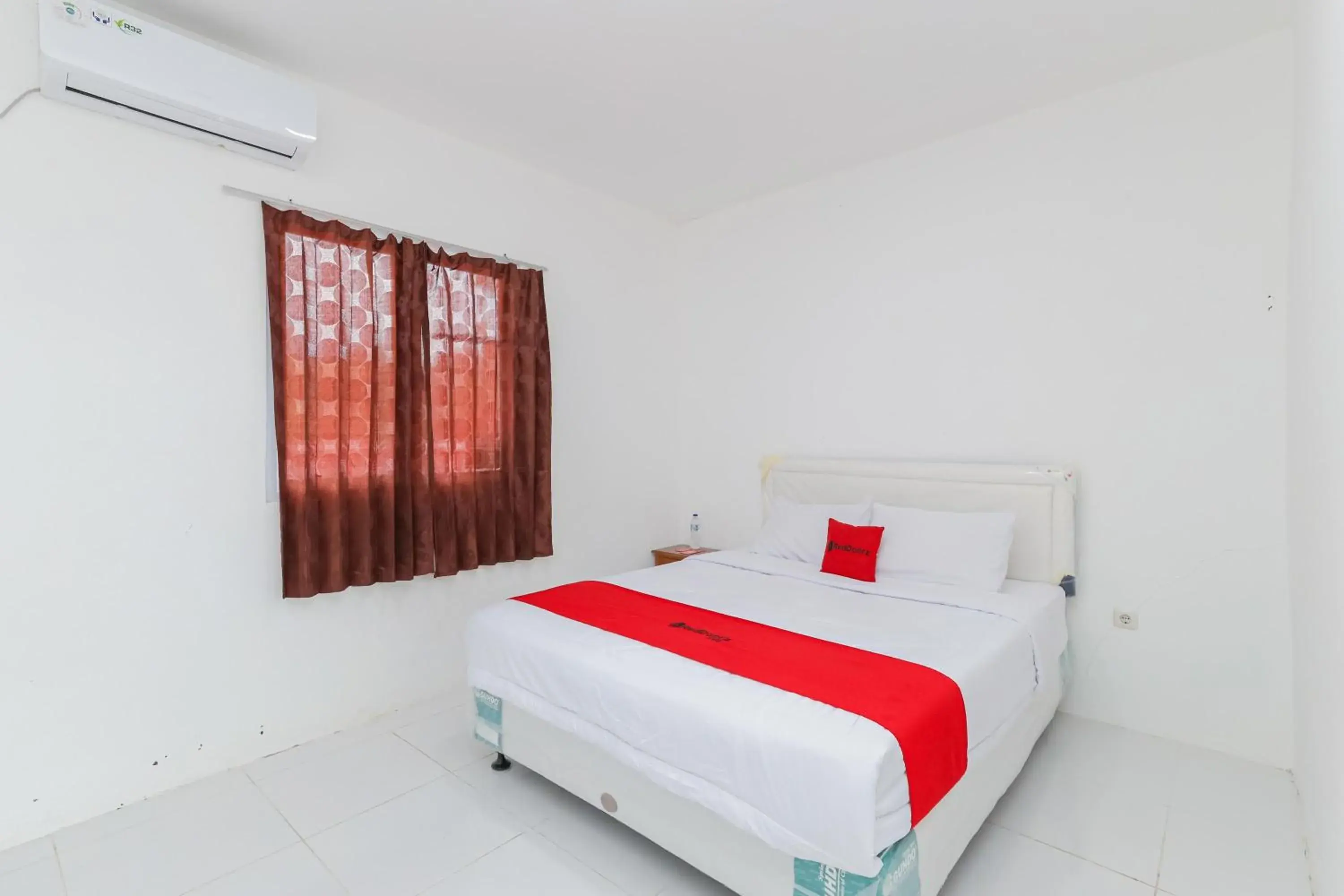 Bedroom, Bed in RedDoorz near RSUD Banten Serang Bedroom, Bed in RedDoorz near RSUD Banten Serang