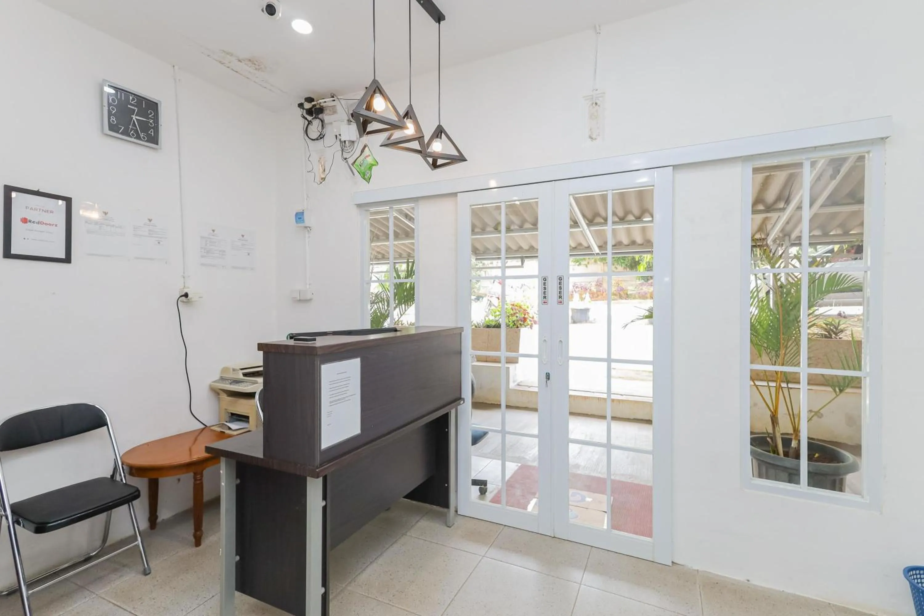 Lobby or reception in RedDoorz near RSUD Banten Serang