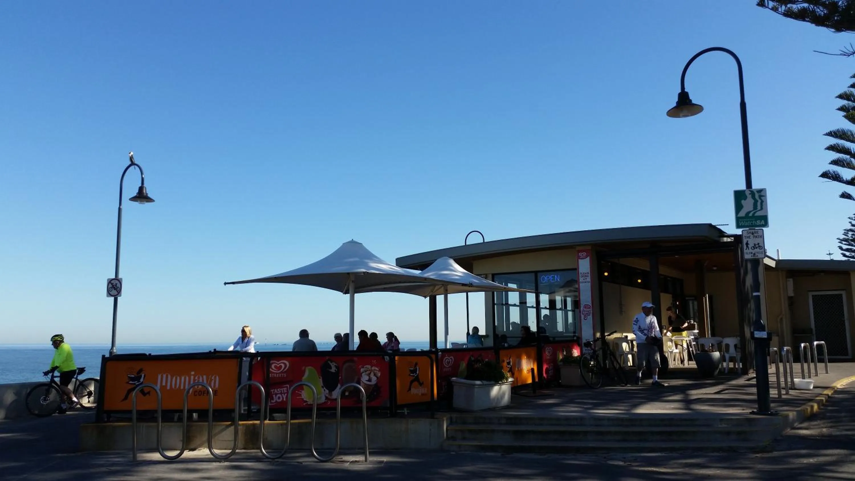 Restaurant/places to eat in Water Bay Villa Bed & Breakfast